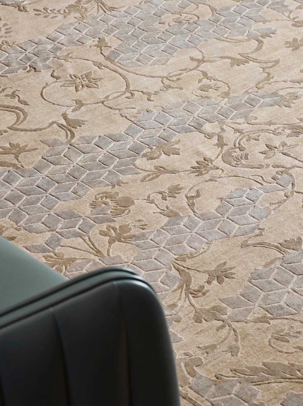 Indien LAYON Hand Knotted Rug in Ivory Beige & Sage Green Colours by Hands en vente