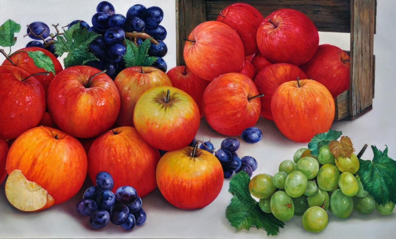 Scatola di legno con mele rosse