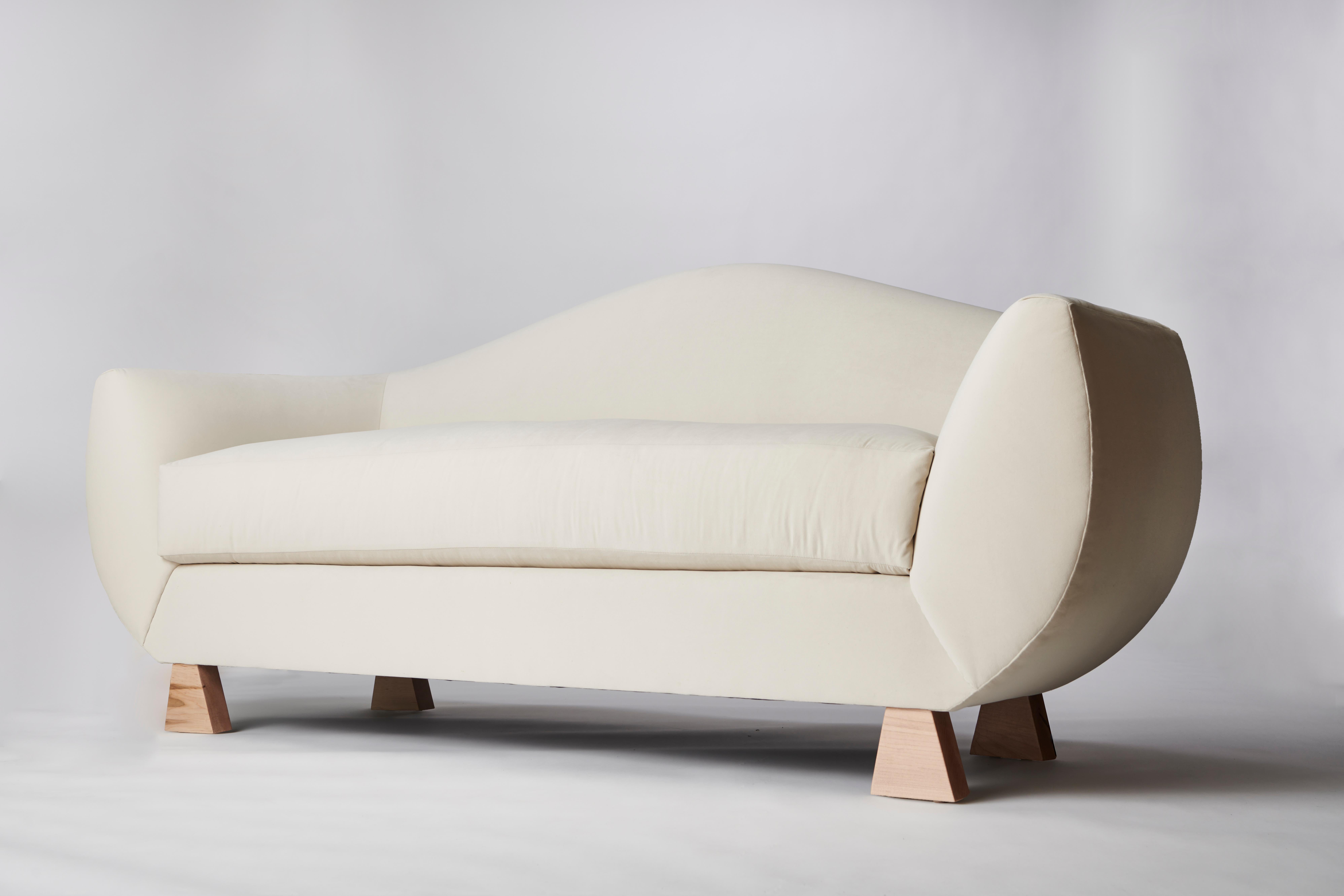Moderne Canapé Layton Curve, velours et canapé en bois naturel de Christian Siriano en vente