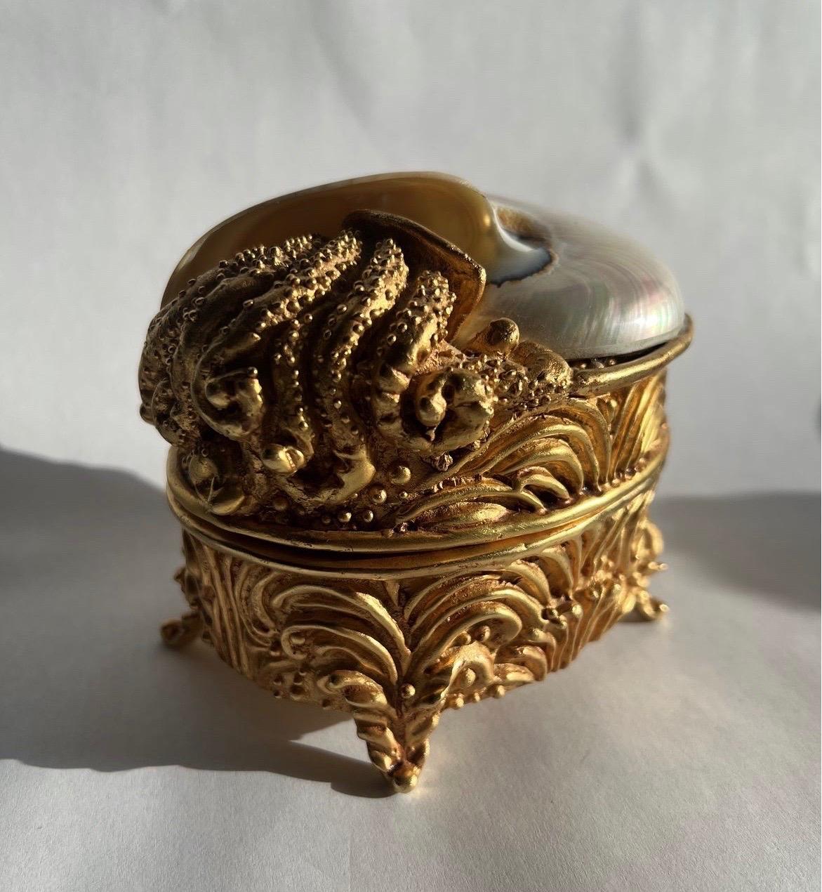 20ième siècle Commode/boîte à bijoux Lazaro Diaz en étain doré et coquillage de Nautilus en vente