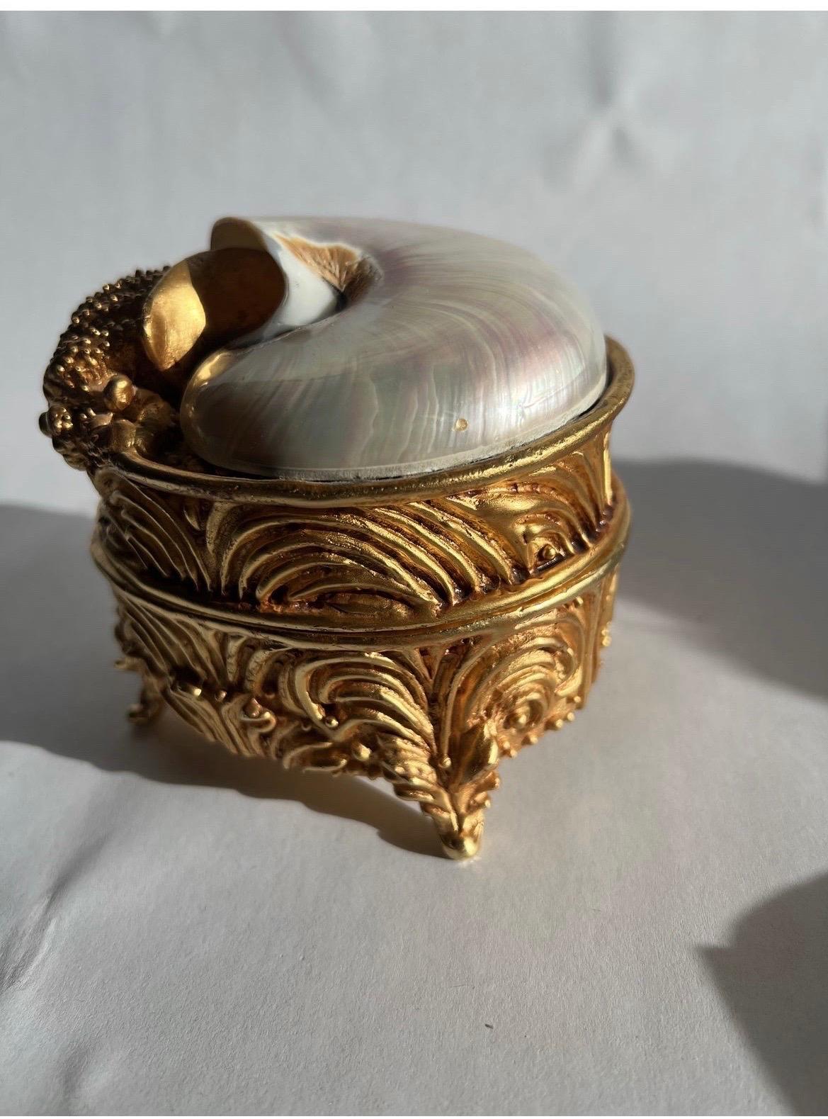 Coquillage Commode/boîte à bijoux Lazaro Diaz en étain doré et coquillage de Nautilus en vente