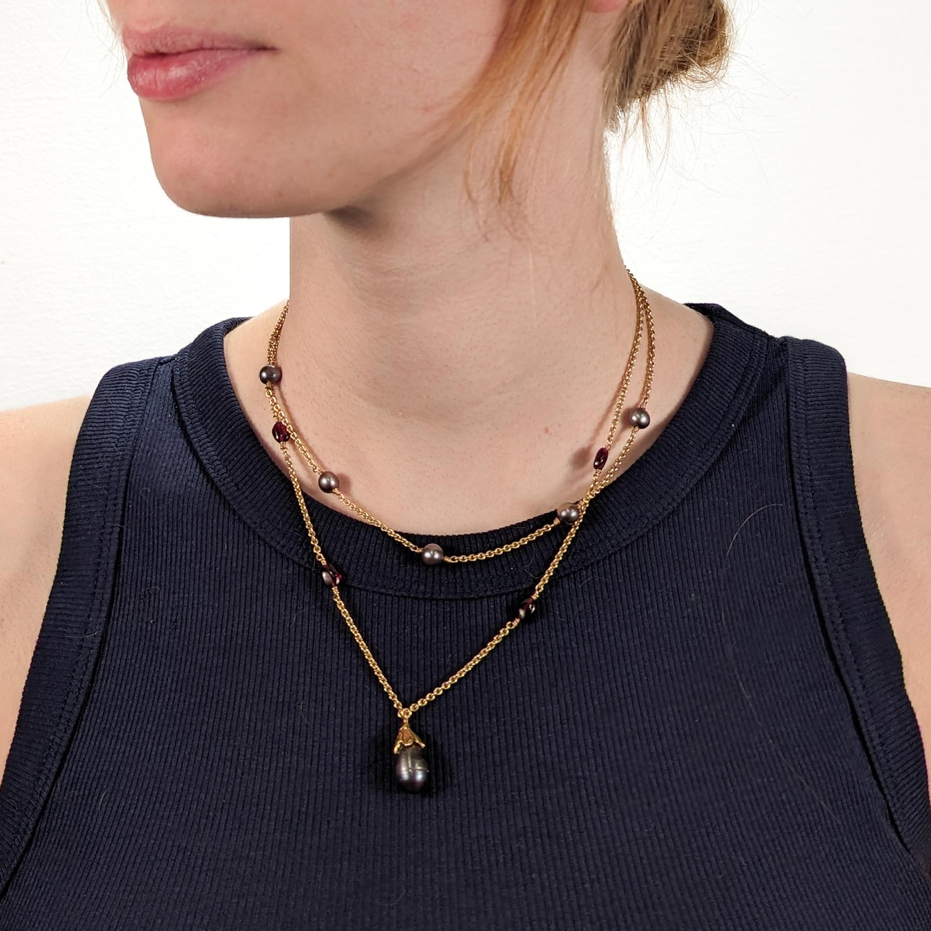 Una raffinata collana firmata.

Firmato Lazaro -  probabile per Lazaro Diaz di &New, New York

In oro giallo 18 carati con ametiste viola e perle di Tahiti. 

La collana a doppia catena a strati ha stazioni di perle di Tahiti su una catena, stazioni