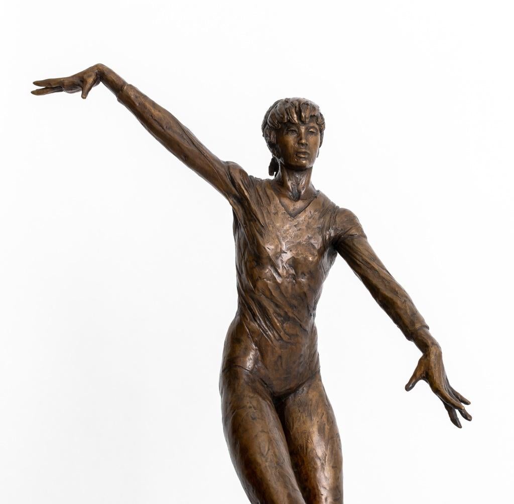 Lazlo Ispanky (hongrois/américain, 1919 - 2010), Girl on Balance Beam, sculpture en bronze, édition : 6/25, 1980, signée, montée sur une base pivotante. 27.25