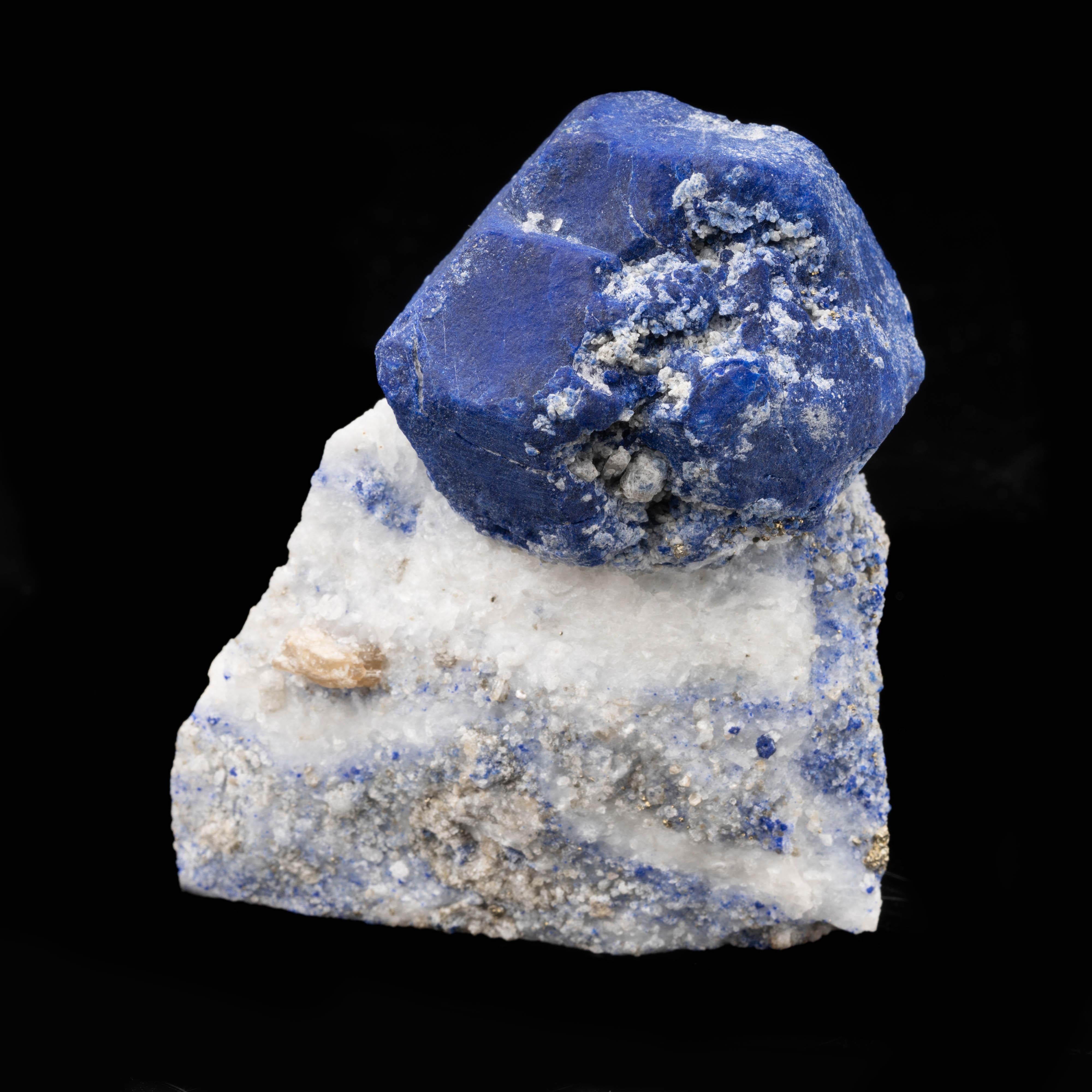 La lazurite, également connue sous le nom d'afghanite, est un minéral riche en sodalite bleue que l'on ne trouve qu'en Afghanistan et qui constitue la phase bleue du lapis-lazuli. La lazurite a été utilisée historiquement dans les pigments pour la