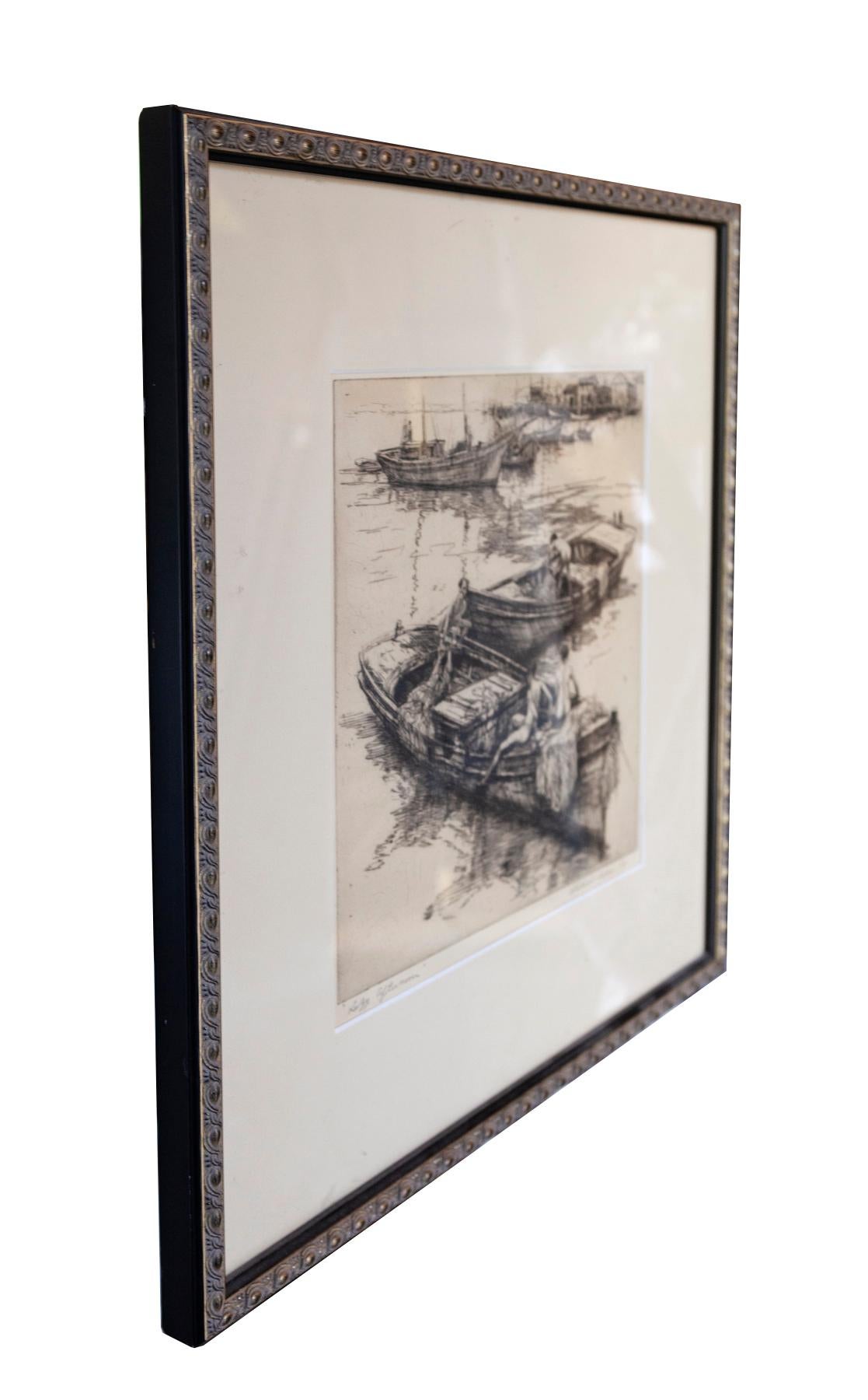 Un tirage rare d'Oifur Vladimir dans un cadre Roma sur mesure, avec un passe-partout de qualité muséale.
L'impression est caractérisée par des lignes fines et des ombres détaillées, typiques de l'eau-forte ou de techniques d'impression similaires.