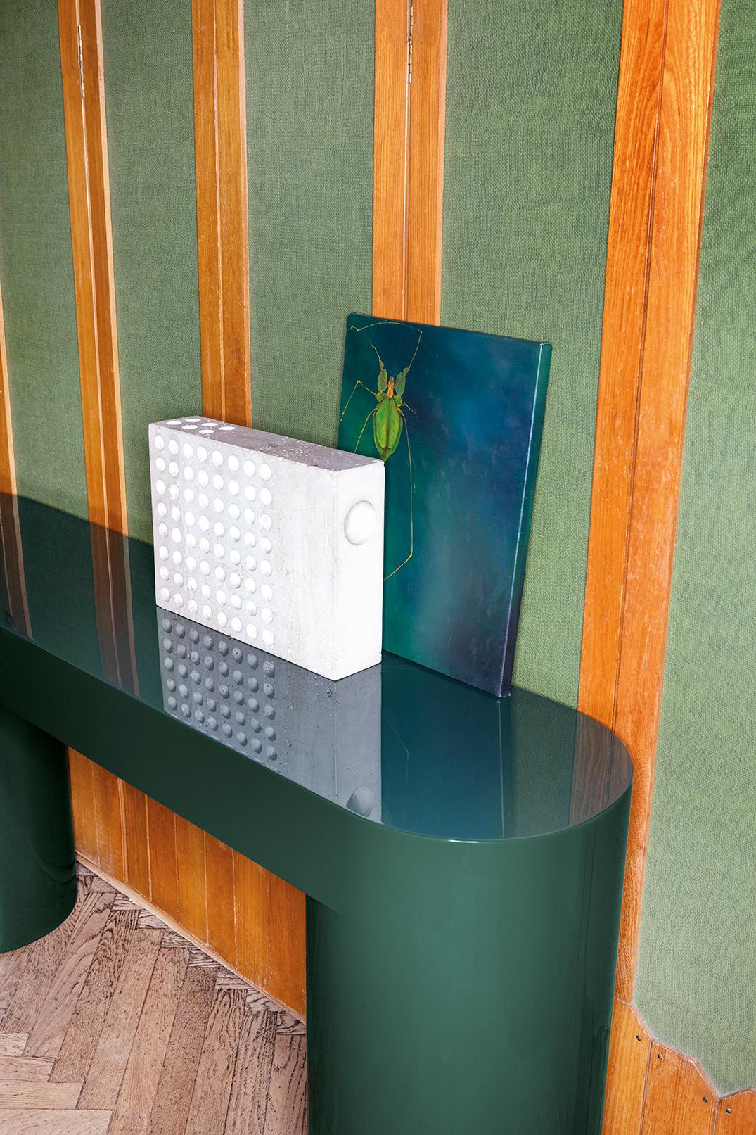 The console table plays on the subtle balance between exaggerated volumes. The rigor of the forms is
softened by the insistent roundness of the legs, their dimensions contrasting the reduced thickness of the
top. The piece, as a whole, takes on a