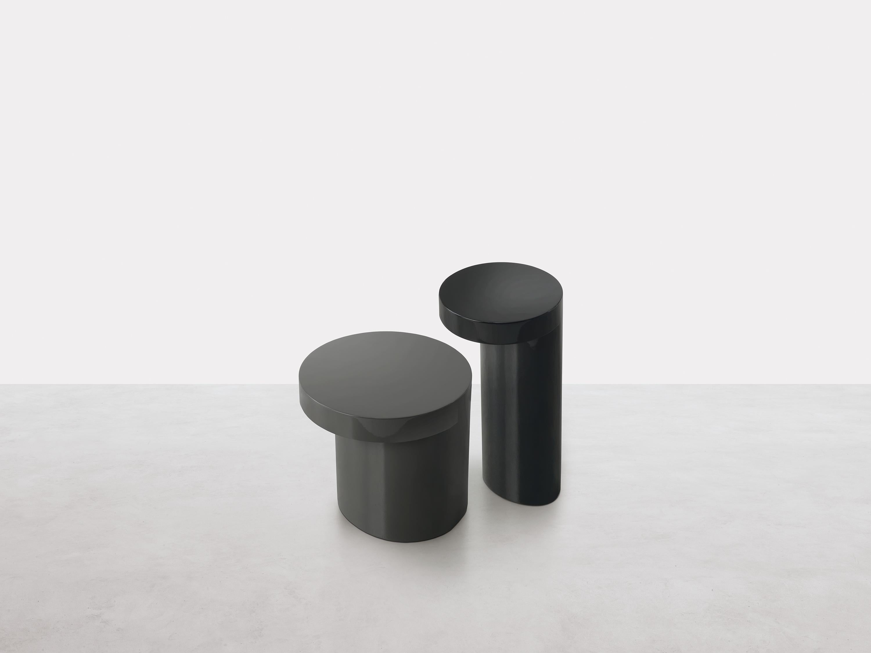 The exaggerated volumes of Lazy-O are the mantra of a series that includes a console table, side tables,
and a bench. The vibrancy of the colors makes the simple, austere forms ironic and playful.
Lightened mdf monolithic structure. Shadow grey high