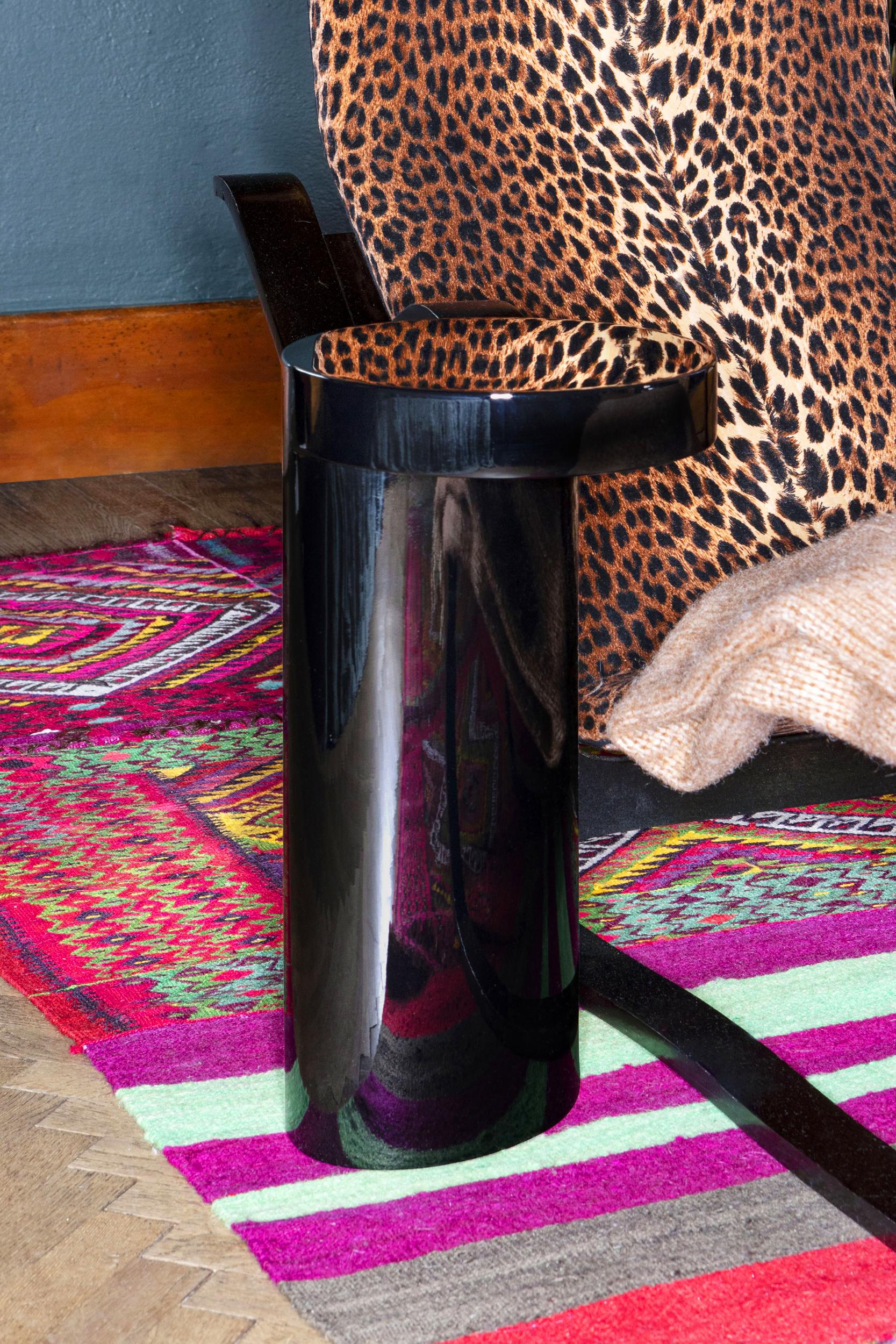 Italian Lazy-O, monolithic lacquered side table, Dainelli Studio for Somaschini, Italy For Sale