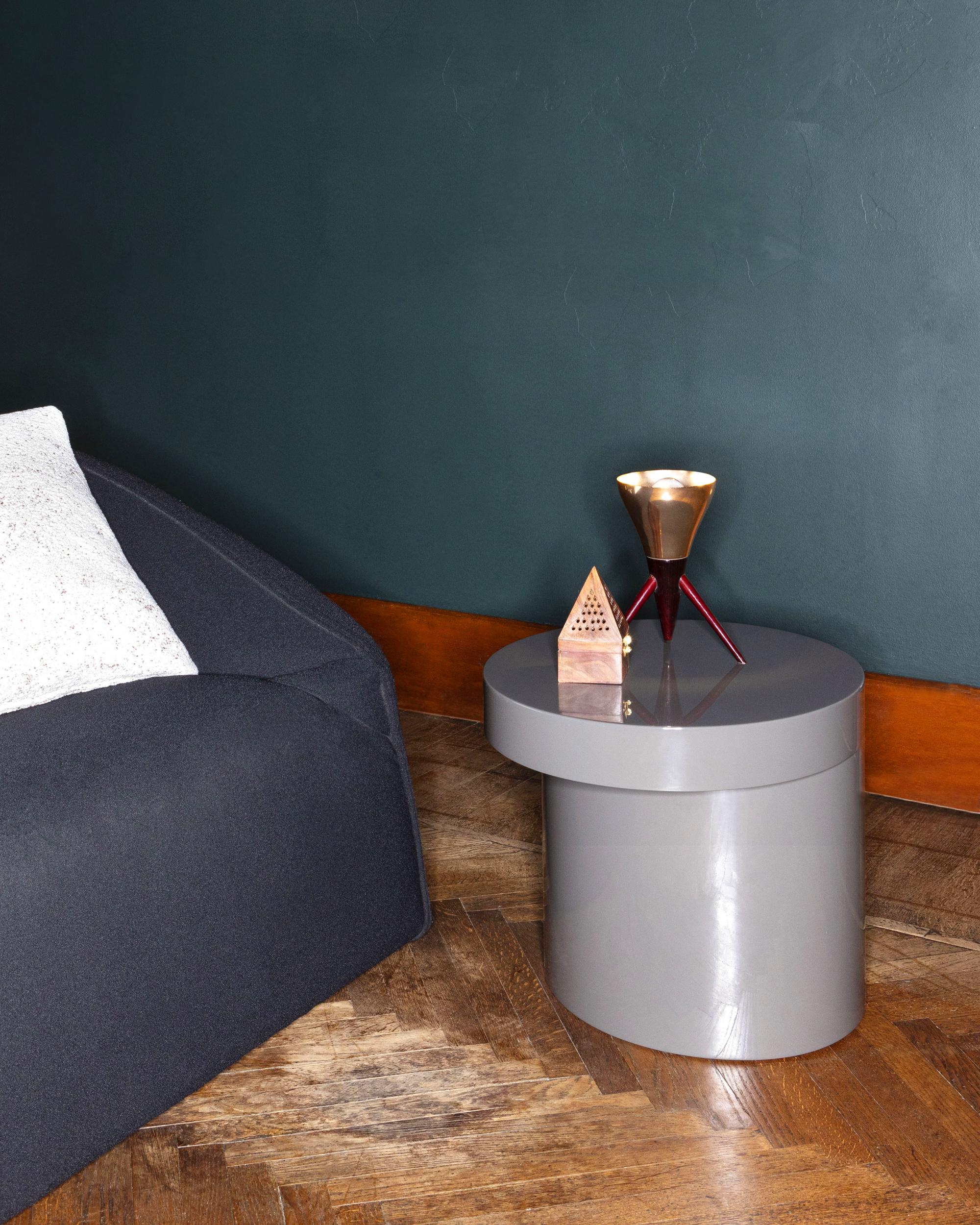 Polished Lazy-O, monolithic lacquered side table, Dainelli Studio for Somaschini, Italy For Sale