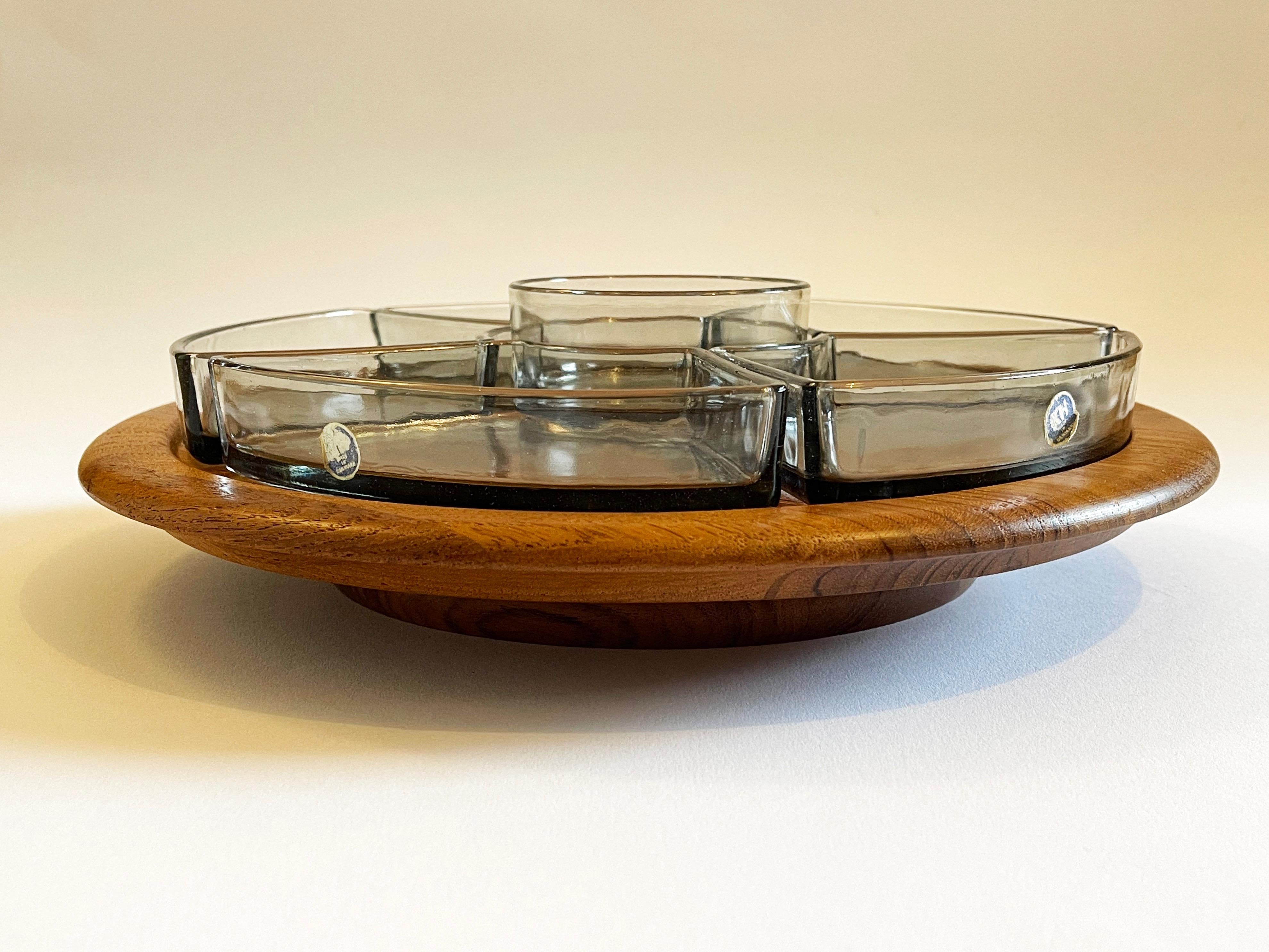 Lazy Susan, entworfen von Flemming Digsmed in den 1960er Jahren, dänisches modernes drehbares Teakholz-Tablett, komplett mit 6 originalen Rauchglasschalen von KH Denmark.

Ein schöner Lazy Susan aus Teakholz mit weichem, abgerundetem Rand und