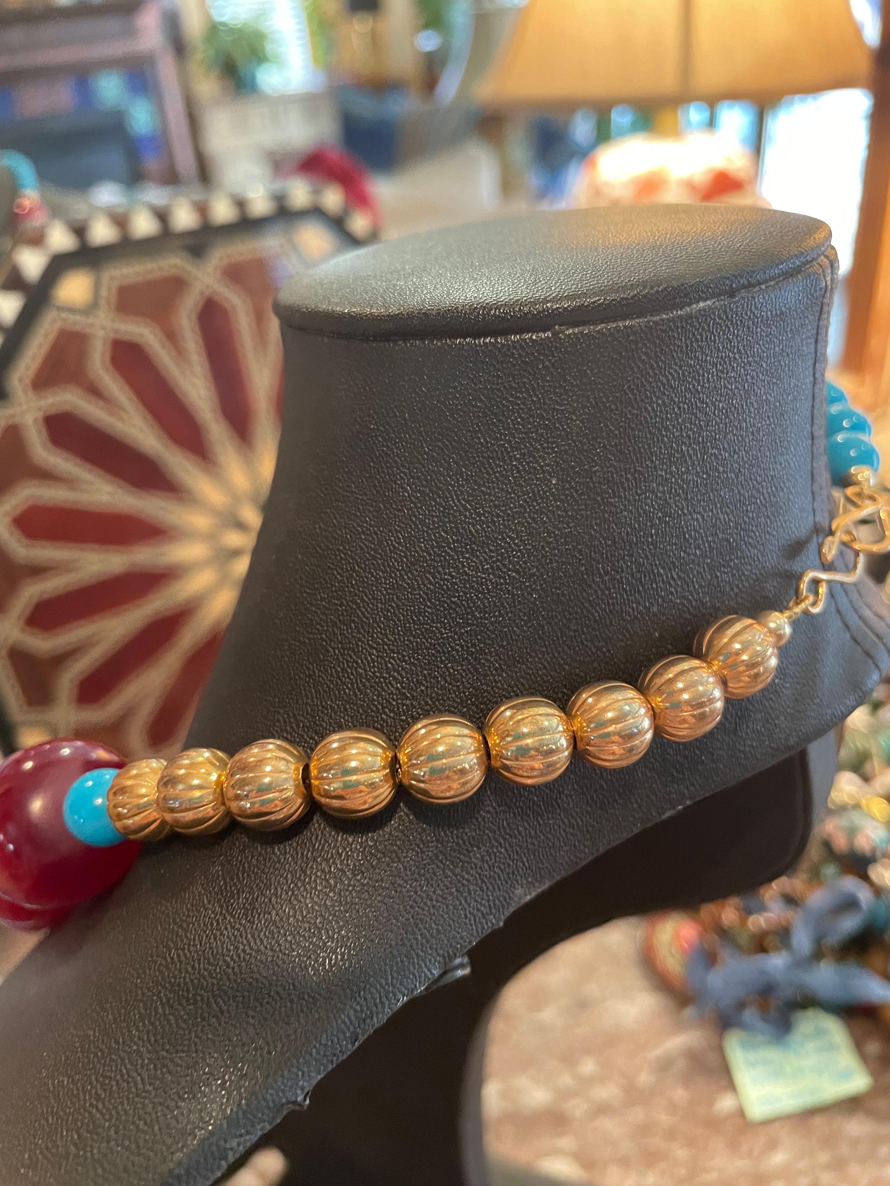 Fait main, unique en son genre, ce collier est composé de perles chinoises vintage en or incrustées et de perles en bakélite des années 80, d'une incroyable beauté.  Les perles dorées servent d'intercalaires. Les perles françaises vintage en