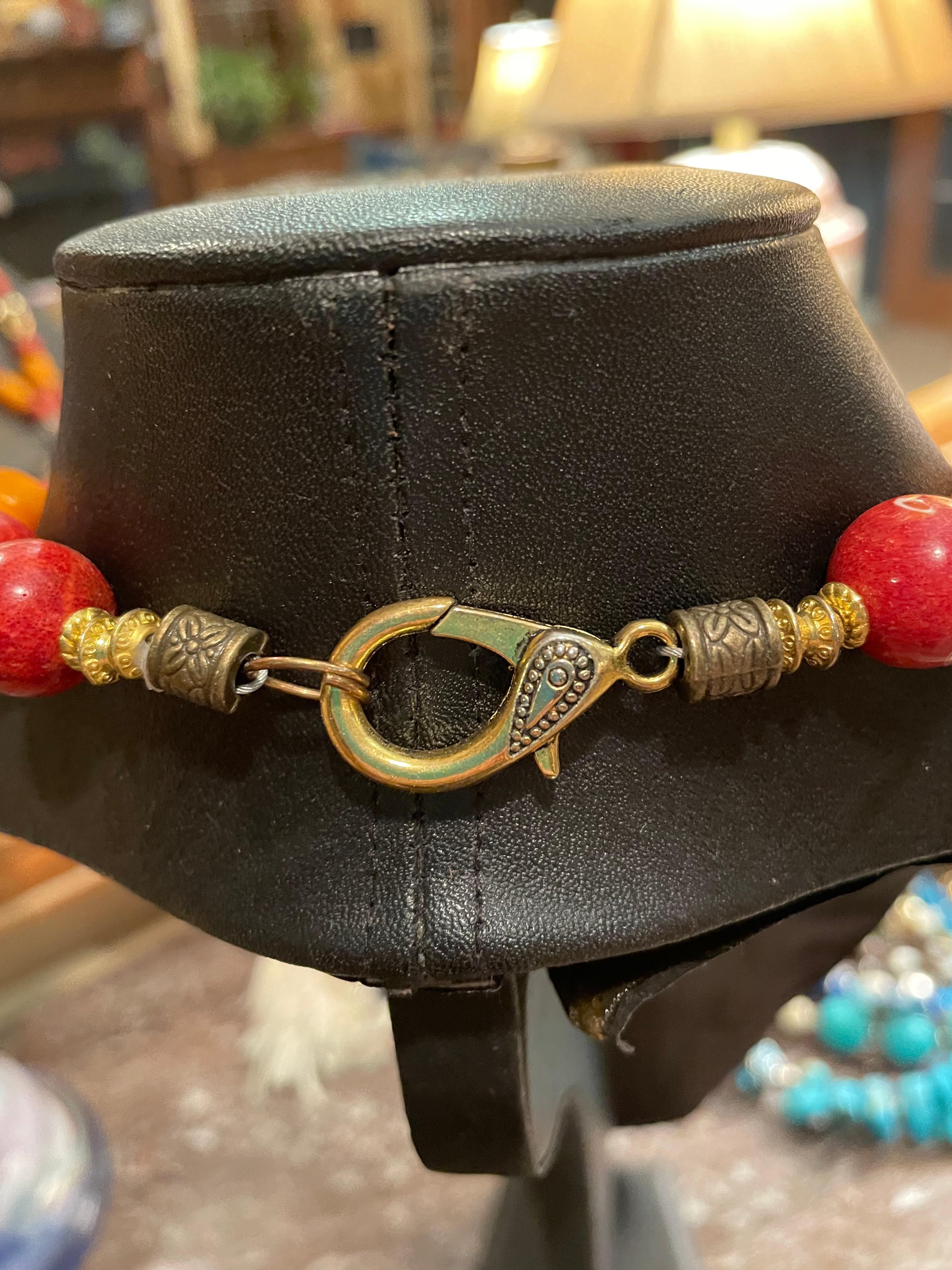 Perle LB Collier pendentif chinois en forme de savon sculpté en corail et bakélite, laiton tibétain en vente