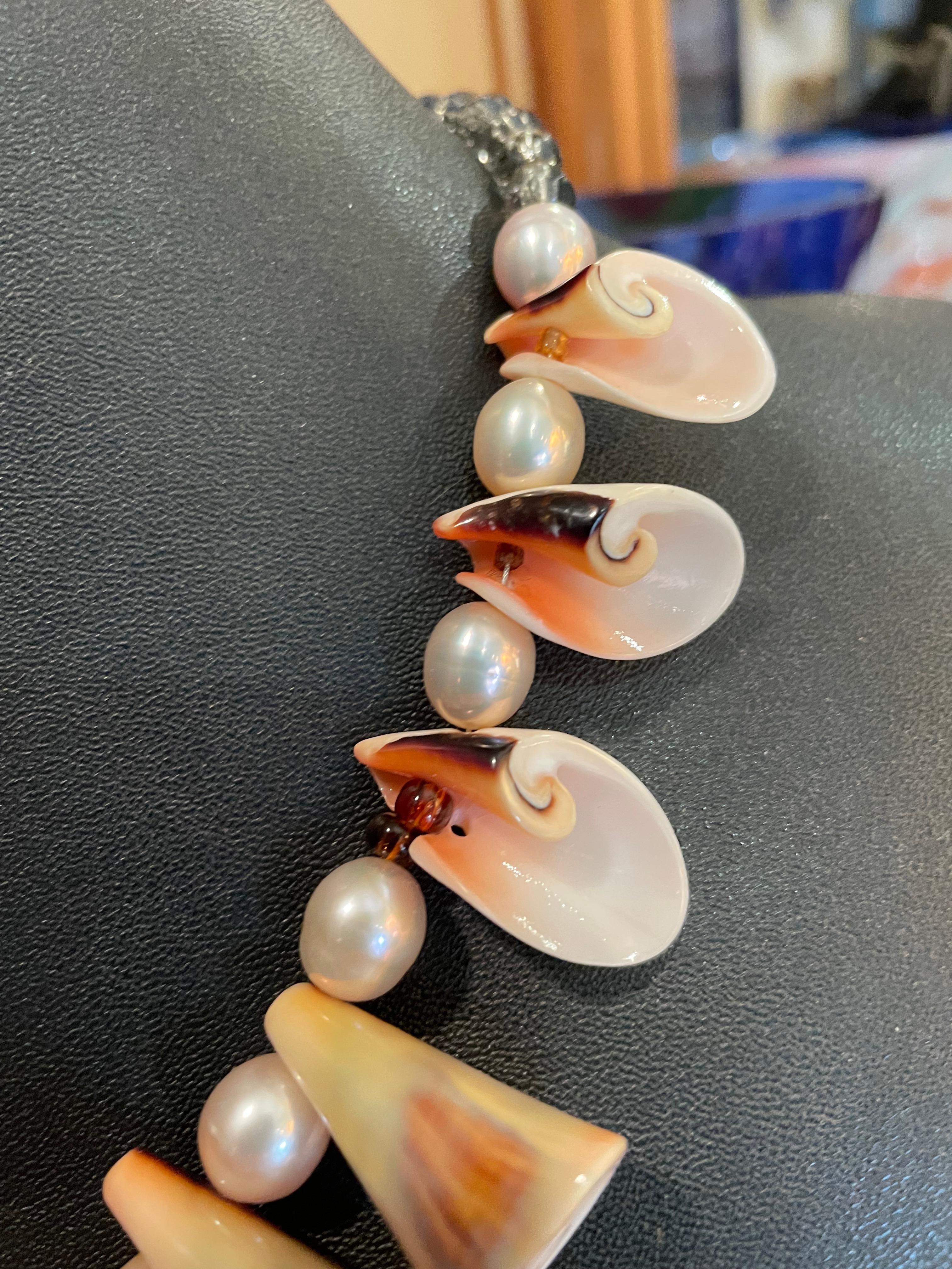 Muschelsegmente, Süßwasserperlen und facettierte Kristallperlen im Vintage-Stil bilden diese perfekte Halskette für den Sommer. Die Muschelsegmente haben die natürliche Schönheit der natürlichen Muschel mit Pfirsich-, Braun- und Cremetönen in einer