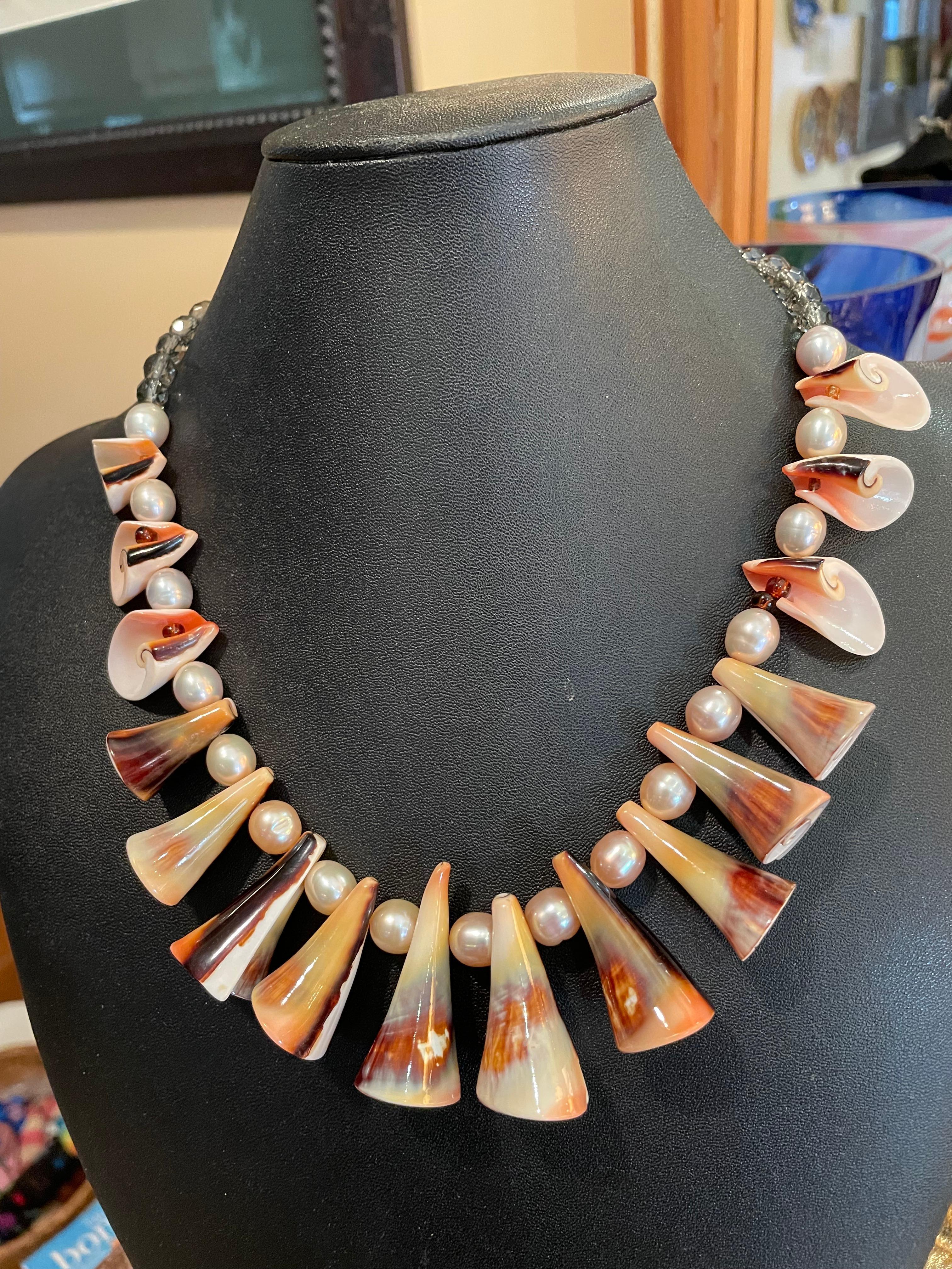 LB Conch Shell Pearls Vintage glass Beads One of a Kind Collier fait main en vente 2