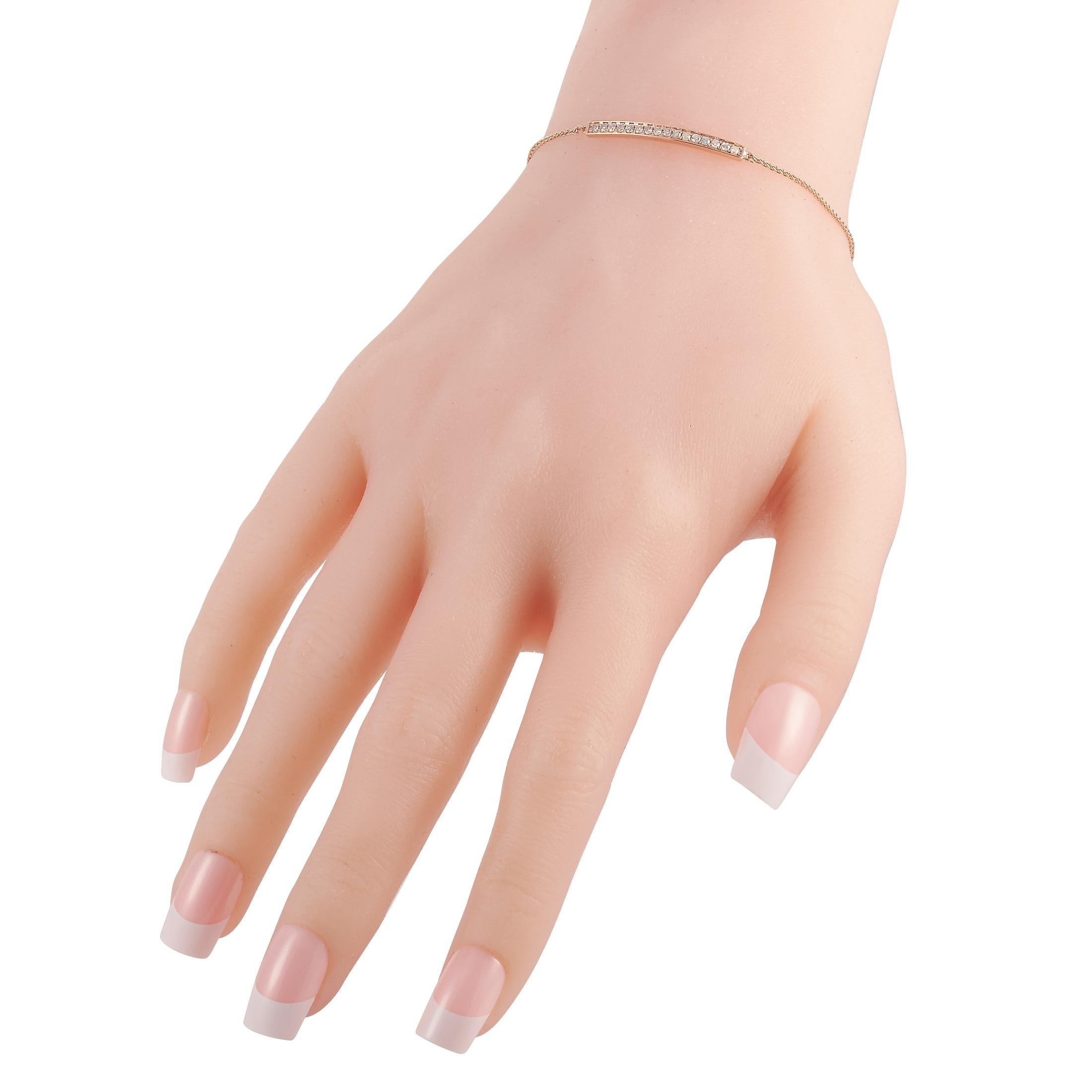 Esta pulsera LB Exclusive está hecha de oro rosa de 14 quilates y adornada con diamantes que suman 0,25 quilates. La pulsera pesa 4,5 gramos y mide 6,50