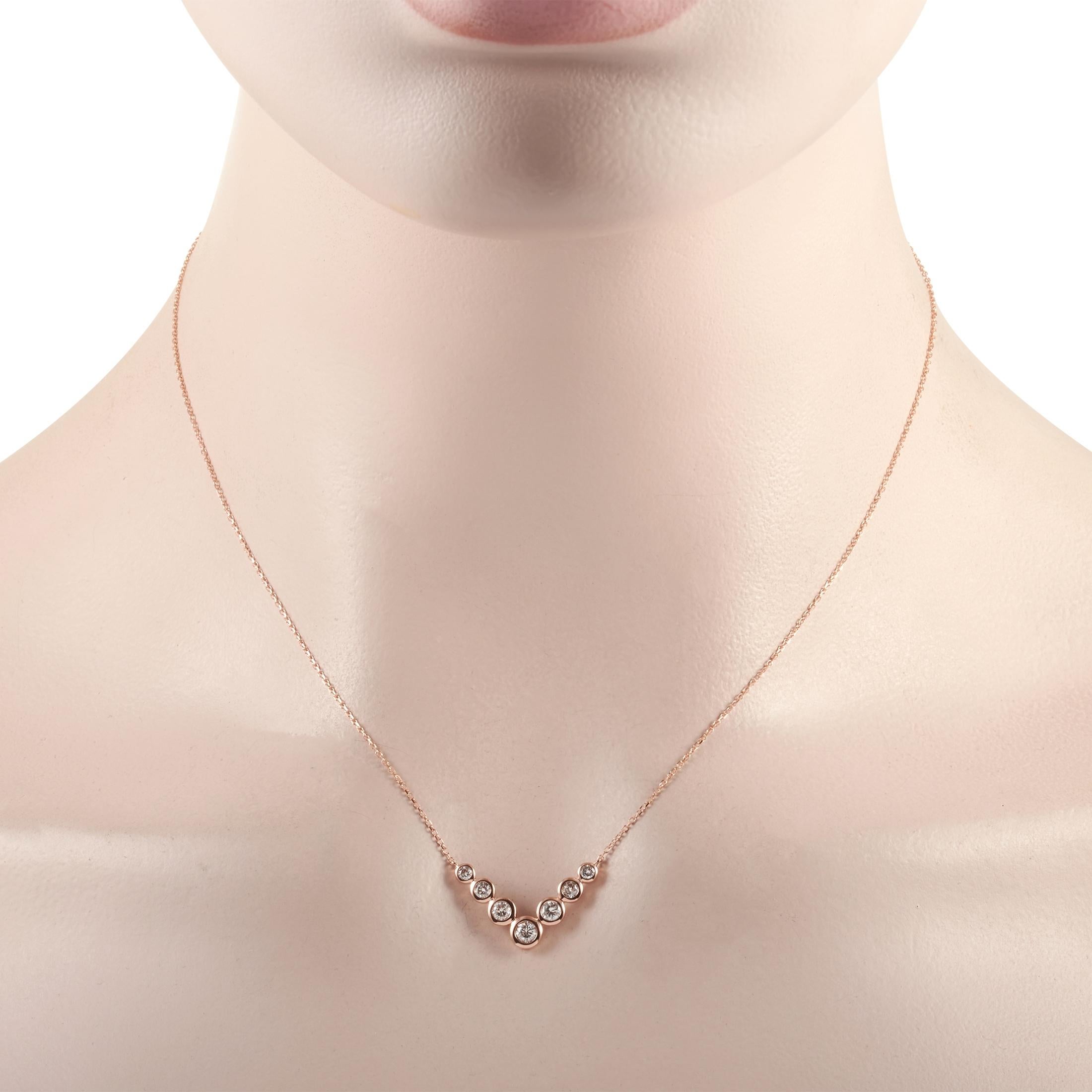 Ce collier LB Exclusive est en or rose 14 carats et orné de diamants d'une valeur de 0,50 carat. Le collier pèse 2,4 grammes et comporte une chaîne de 15 pouces ainsi qu'un pendentif mesurant 0,50 pouce de long et 0,75 pouce de large.
 
 Offert dans