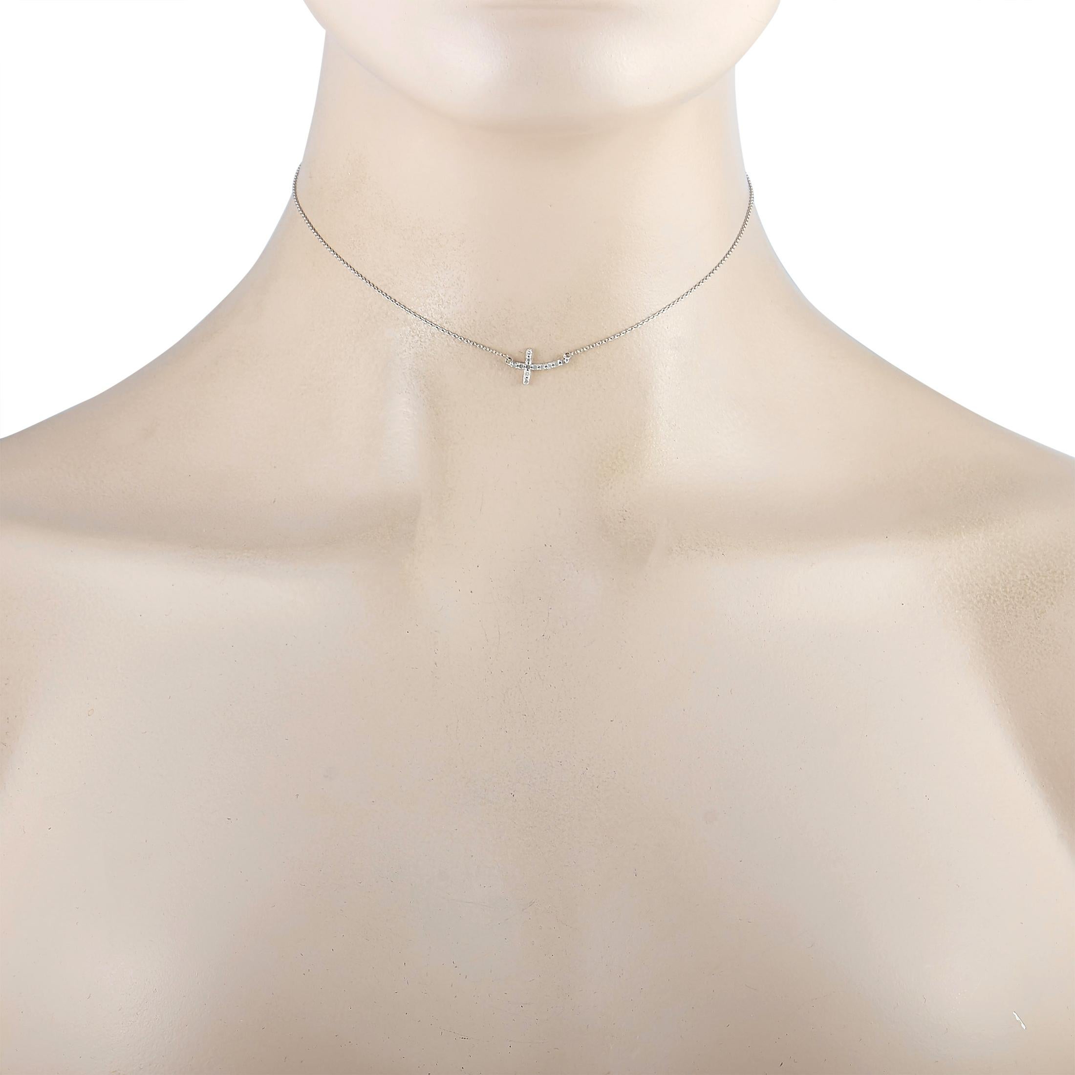 Questa collana LB Exclusive è realizzata in oro bianco 14K e impreziosita da diamanti per un totale di 0,12 carati. La collana pesa 0,6 grammi e si presenta con una catena di 13 pollici e un ciondolo a forma di croce che misura 0,50 pollici di
