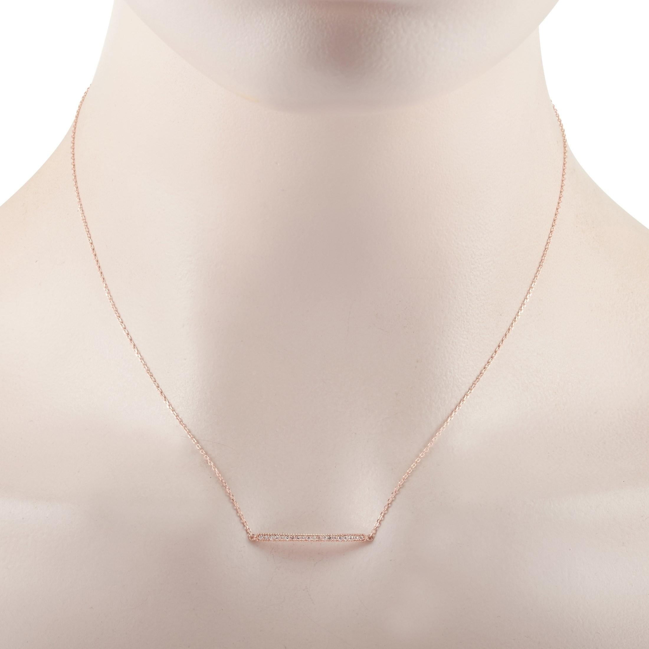 Questa collana LB Exclusive è realizzata in oro rosa 14K e impreziosita da diamanti per un totale di 0,10 carati. La collana pesa 1,7 grammi e vanta una catena di 15 pollici e un ciondolo che misura 0,07 pollici di lunghezza e 1 pollice di