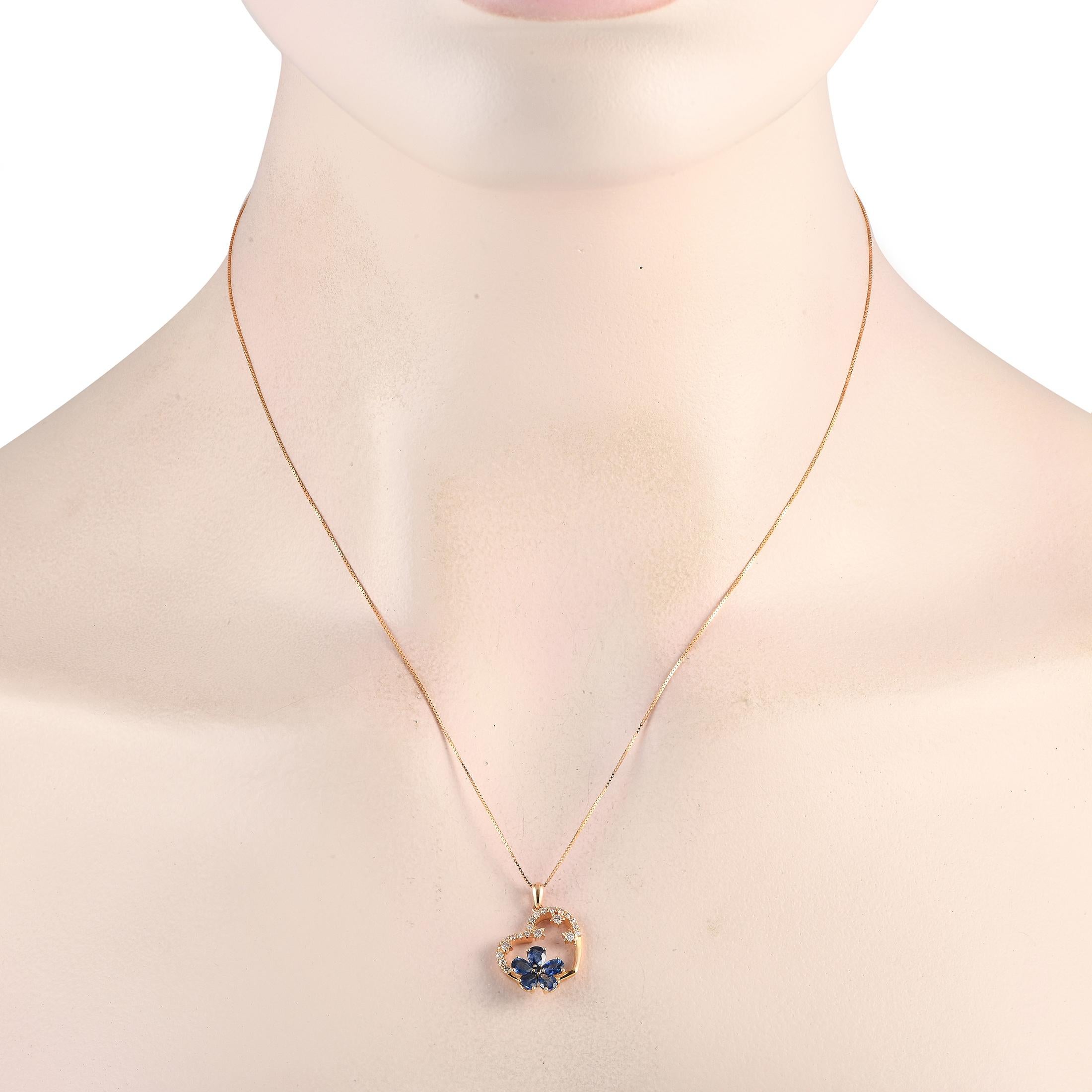 Diese charmante Halskette wird jedes Herz erobern. An einer 18er Kette hängt ein herzförmiger Anhänger aus 14K Rose Gold, der 0,85 lang und 0,65 breit ist. Das Schmuckstück wird durch atemberaubende Saphire in einem floralen Motiv und funkelnde