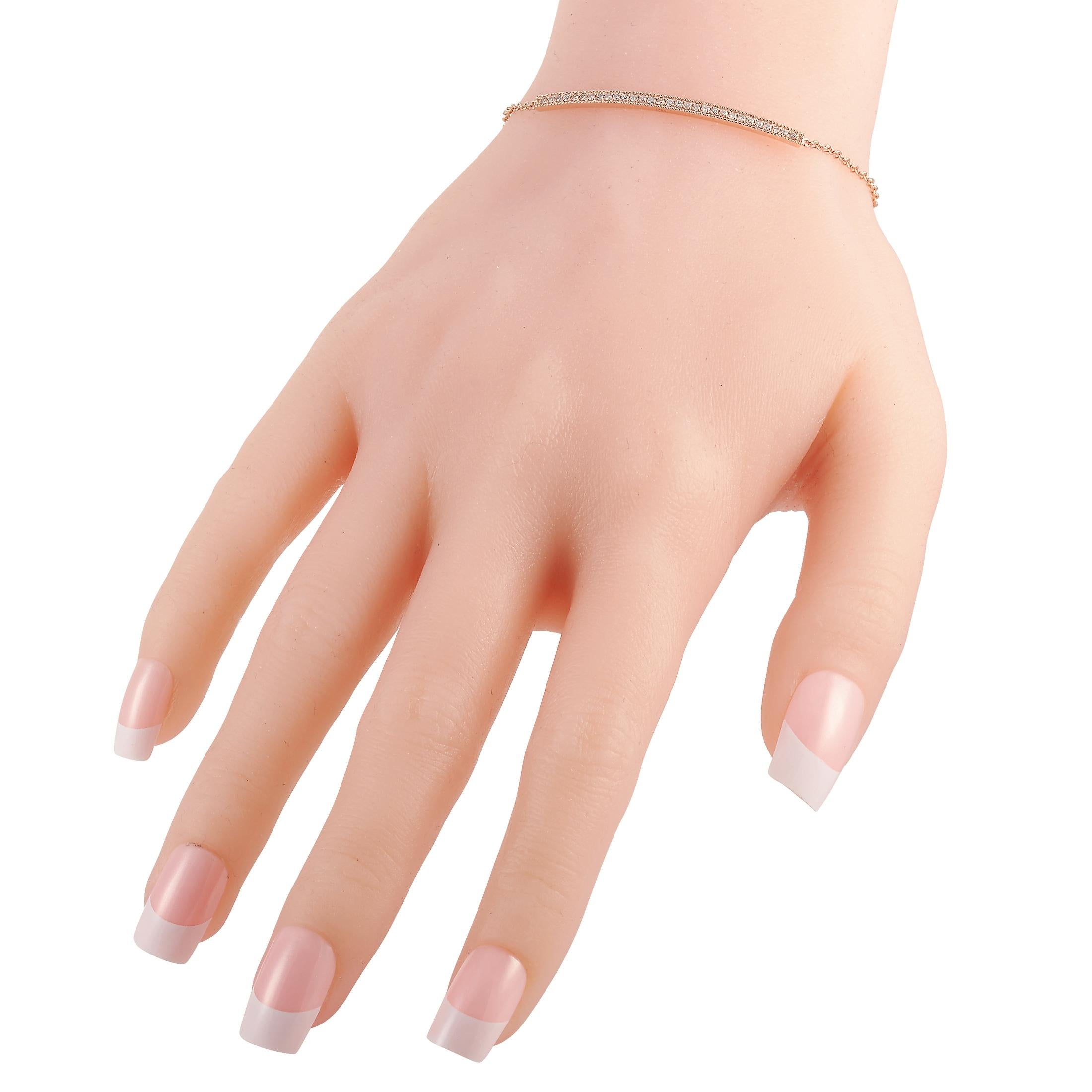 Ce bracelet LB Exclusive est fabriqué en or rose 14 carats et orné de diamants d'une valeur de 0,25 carats. Le bracelet pèse 2,4 grammes et mesure 6,50