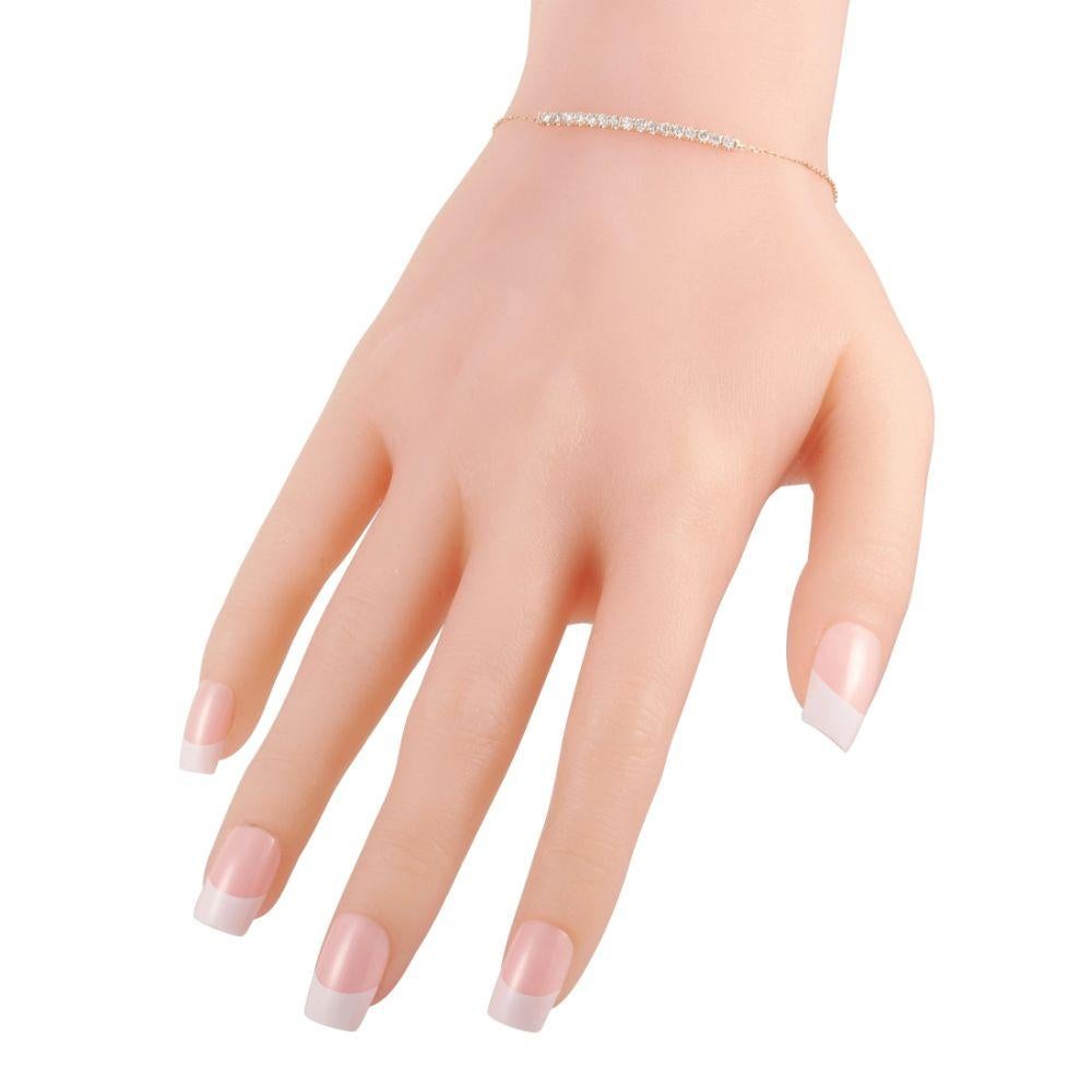 Ce bracelet LB Exclusive est en or rose 14 carats et orné de diamants d'une valeur de 0,50 carat. Le bracelet pèse 1,9 gramme et mesure 6,50 pouces de long.
 
 Offert dans un état neuf, ce bijou est accompagné d'un coffret cadeau.
