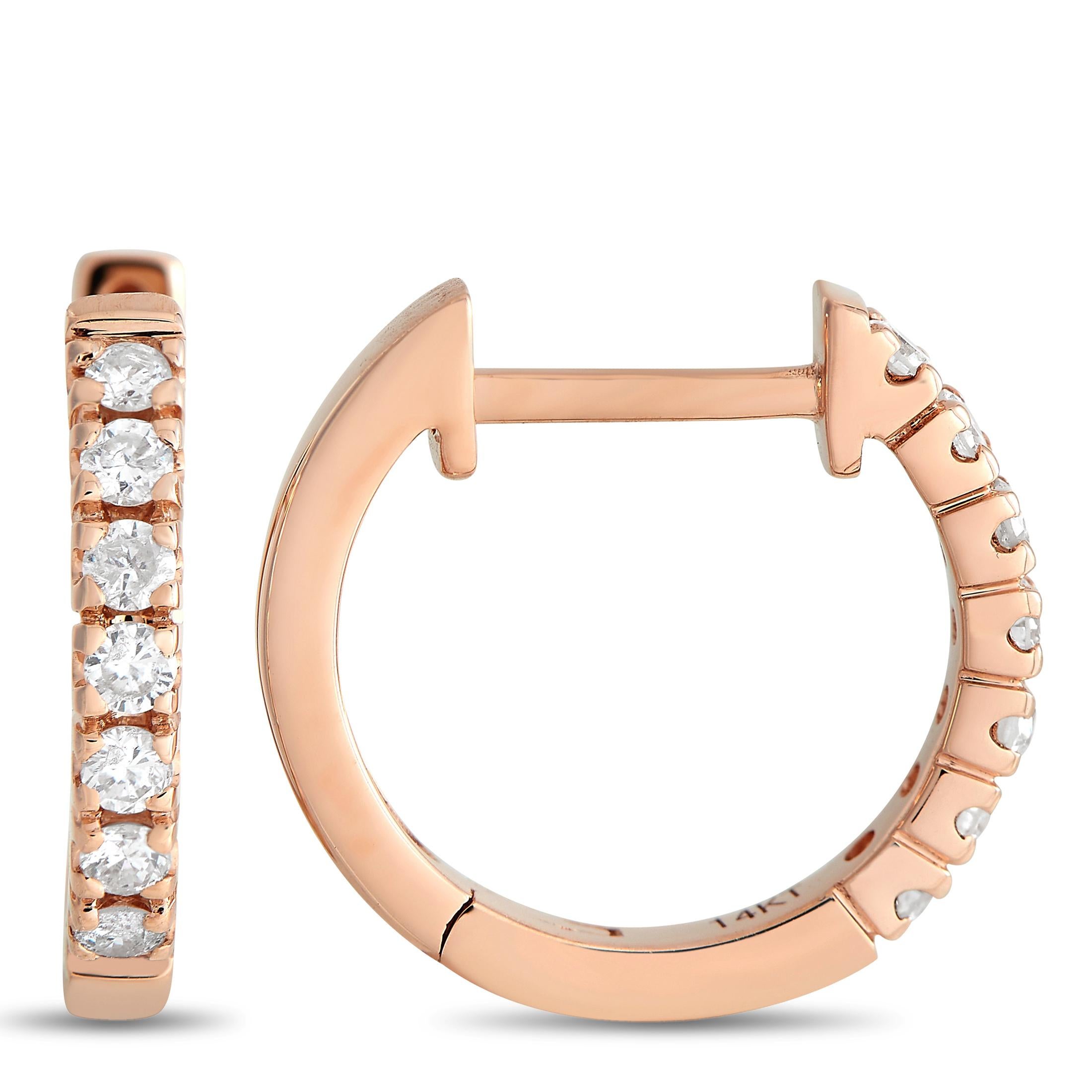 Eine minimalistische Fassung aus 14-karätigem Roségold setzt die funkelnden Diamanten von insgesamt 0,5 Karat an diesen eleganten Ohrringen wunderschön in Szene. Jedes Stück ist rund und unaufdringlich genug für jede Gelegenheit und misst 0,50
