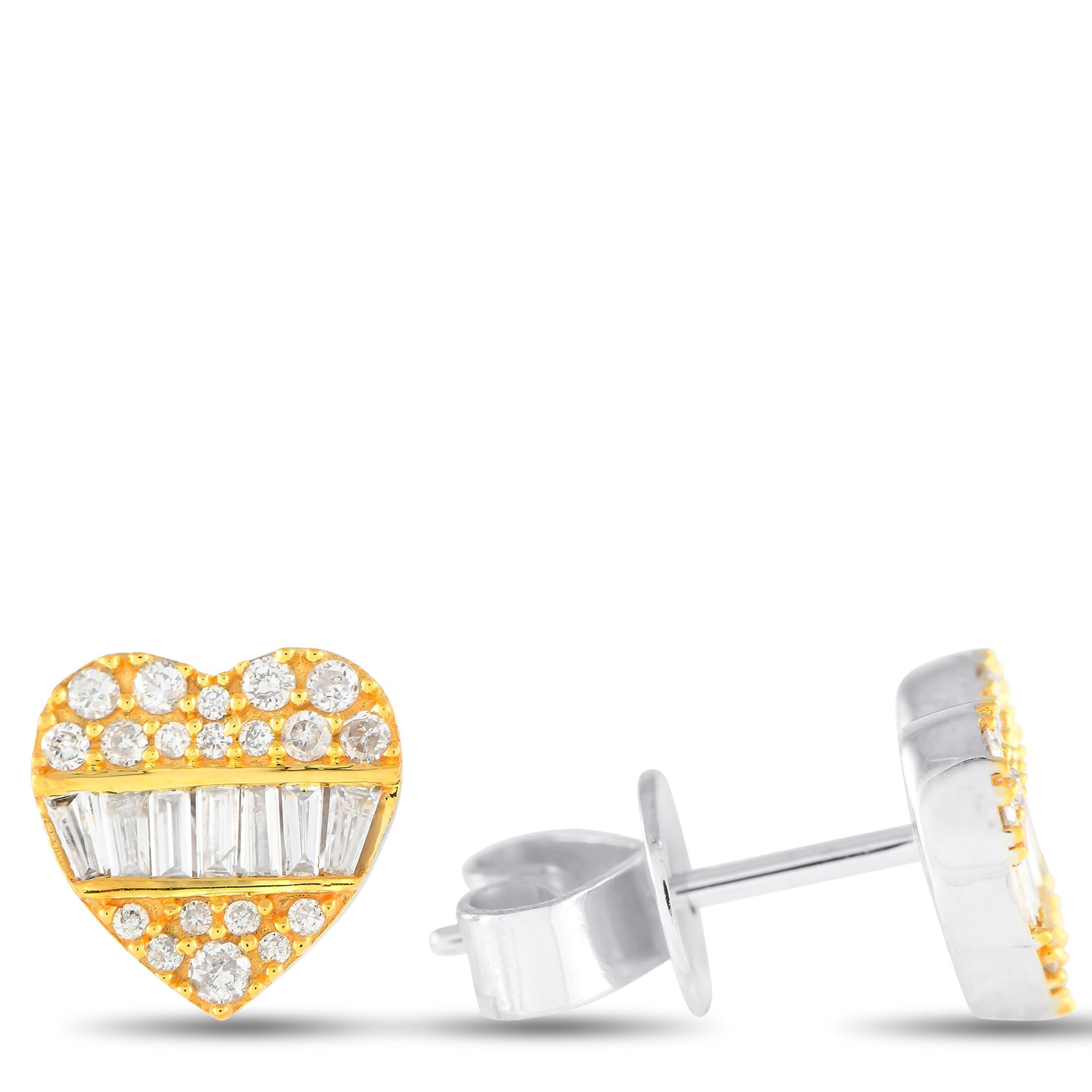 Diese herzförmigen Ohrringe werden Sie immer wieder beeindrucken. Funkelnde Diamanten mit einem Gesamtgewicht von 0,35 Karat fangen mühelos das Licht ein. Gefertigt aus einer Kombination von 14K Weißgold und 14K Gelbgold, misst jedes Stück 0,35