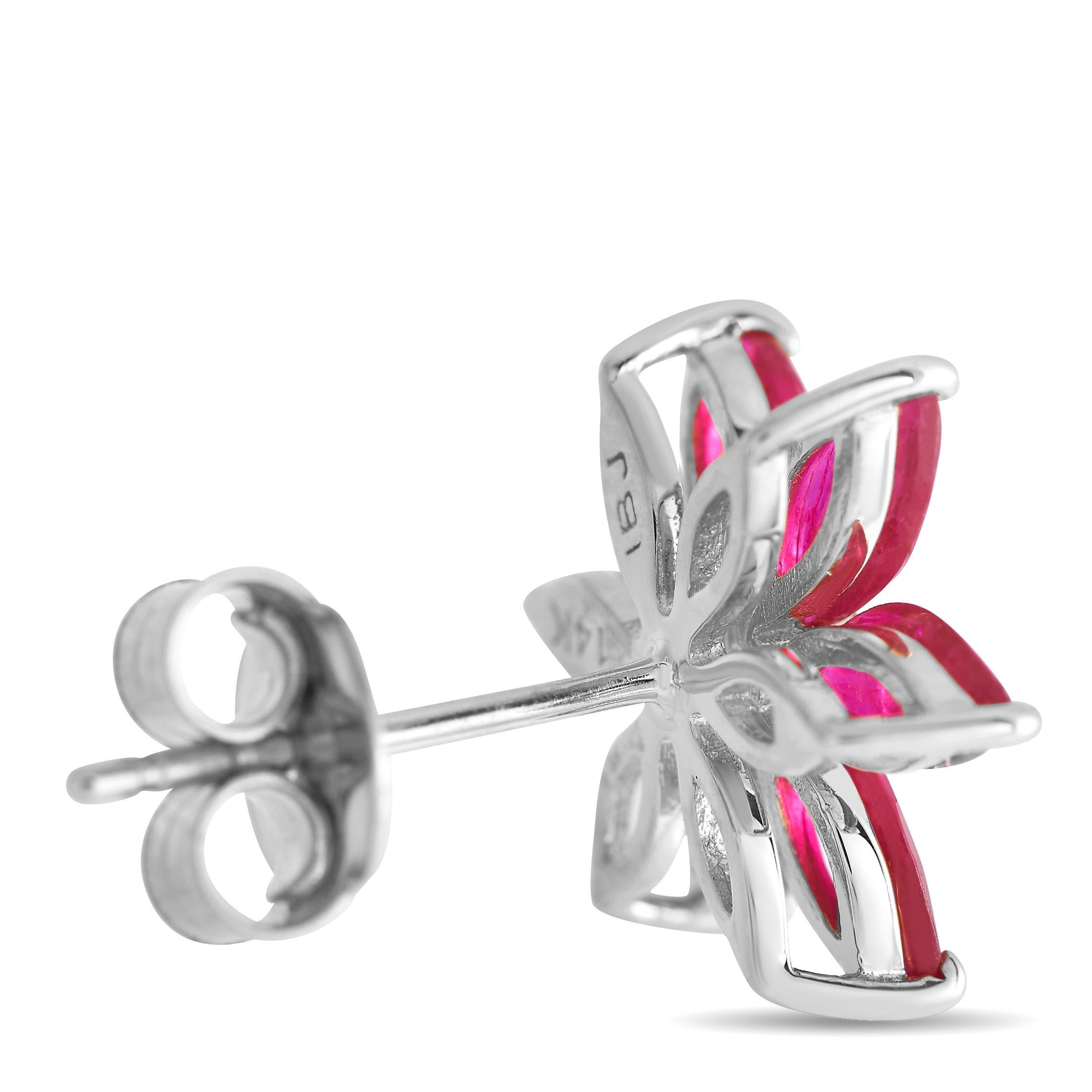 Polieren Sie Ihre damenhaften Looks mit diesen floralen Ohrringen, die mit Rubinen im Marquise-Schliff verziert sind. Jeder Ohrstecker aus 14 Karat Weißgold hat einen Blumenkorb mit marquisefarbenen Rubinblättern und einem Diamanten in der Mitte.