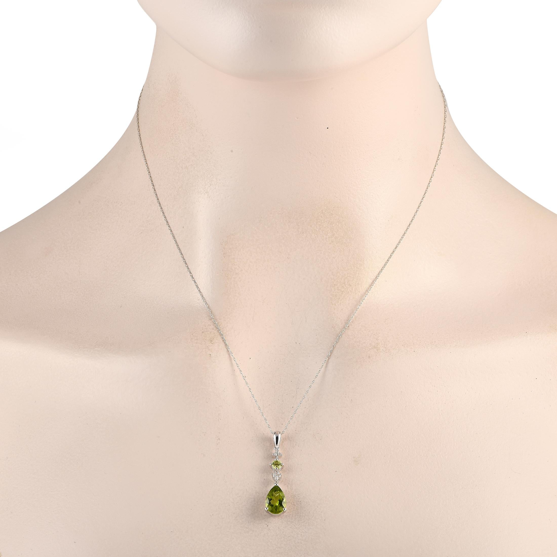 Ein Paar Peridot-Edelsteine mit einem bezaubernden grünen Farbton machen diese Halskette einfach unvergesslich. Der filigrane Anhänger aus 14-karätigem Weißgold ist 1,25 cm lang und 0,25 cm breit und hängt an einer 18er Kette. Es kommt auch komplett