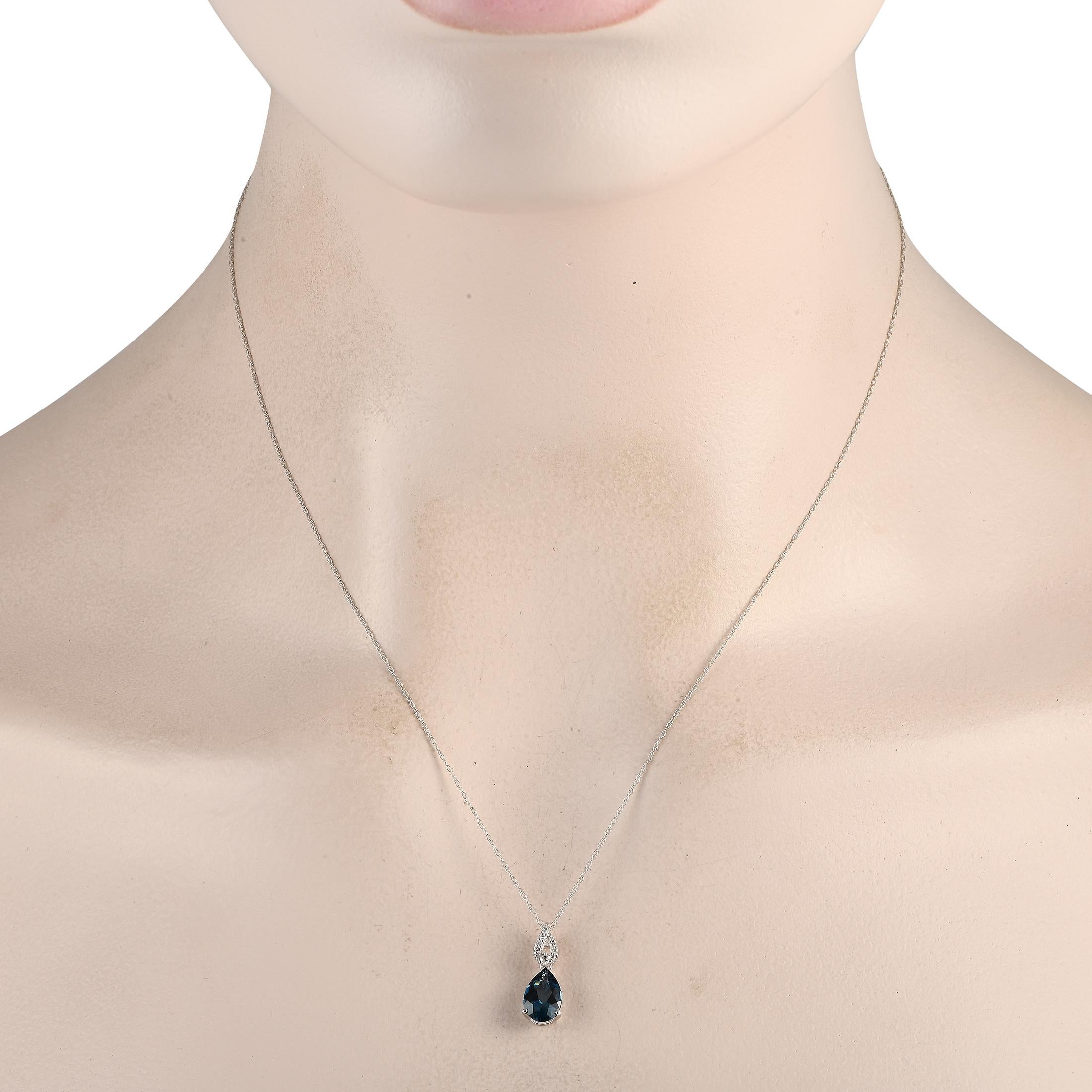 Diese Halskette verleiht jedem Look einen Hauch von Raffinesse. Es hat eine 18 lange Kabelkette aus 14 Karat Weißgold und einen mit Diamanten besetzten Bügel, der den lebhaften blauen Glanz des Blautopas im Birnenschliff unterstreicht. Die LB
