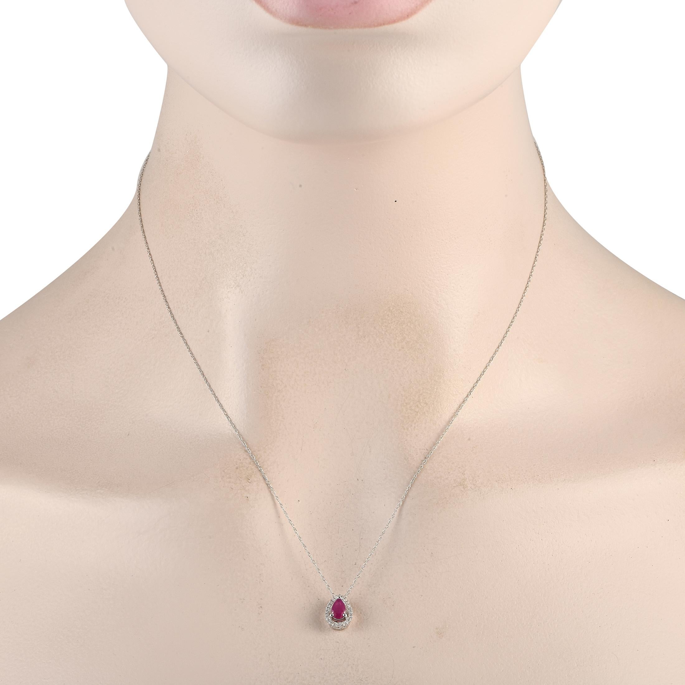 Ce collier est intrinsèquement sophistiqué. Suspendu à une chaîne de 18, vous trouverez un délicat pendentif en or blanc 14 carats mesurant 0,45 de long par 0,25 de large. La pierre centrale est un rubis captivant entouré de diamants totalisant 0,07
