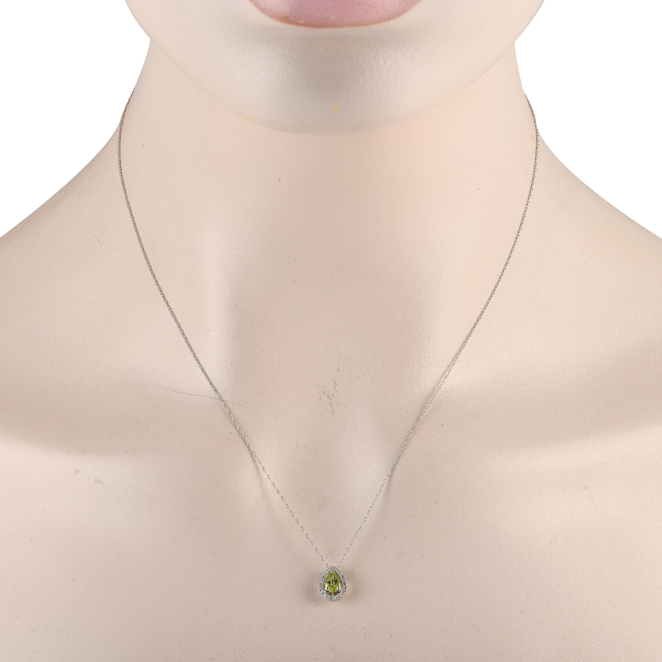 Une superbe pierre centrale en péridot et des accents en diamant totalisant 0,07 carat s'unissent en parfaite harmonie sur cet élégant collier. Fabriqué en or blanc 14K, ce pendentif mesure 0,45 de long par 0,25 de large et est suspendu à une chaîne