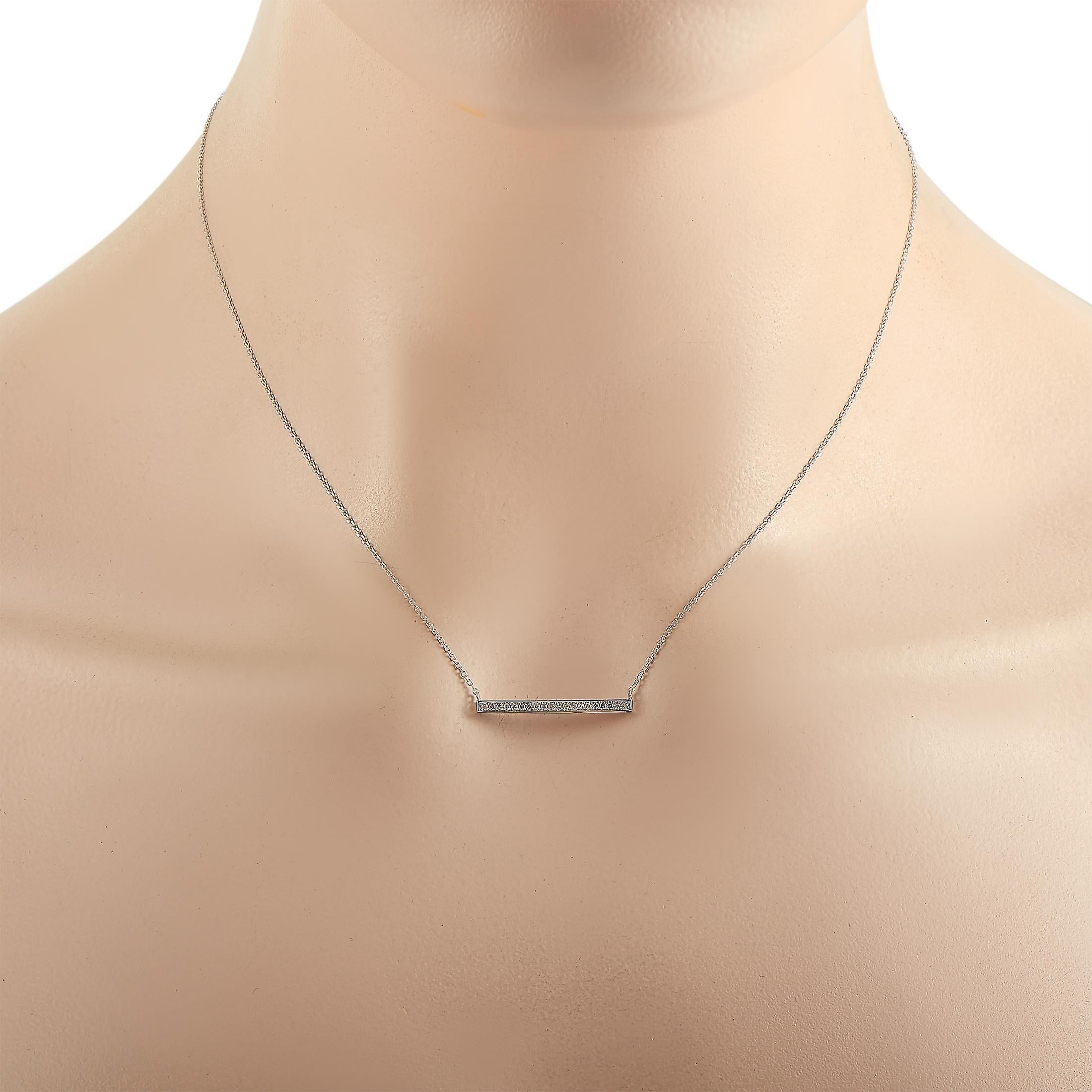 Ce collier exclusif LB est fabriqué en or blanc 14K et pèse 1.7 grammes. Il est présenté avec une chaîne de 16