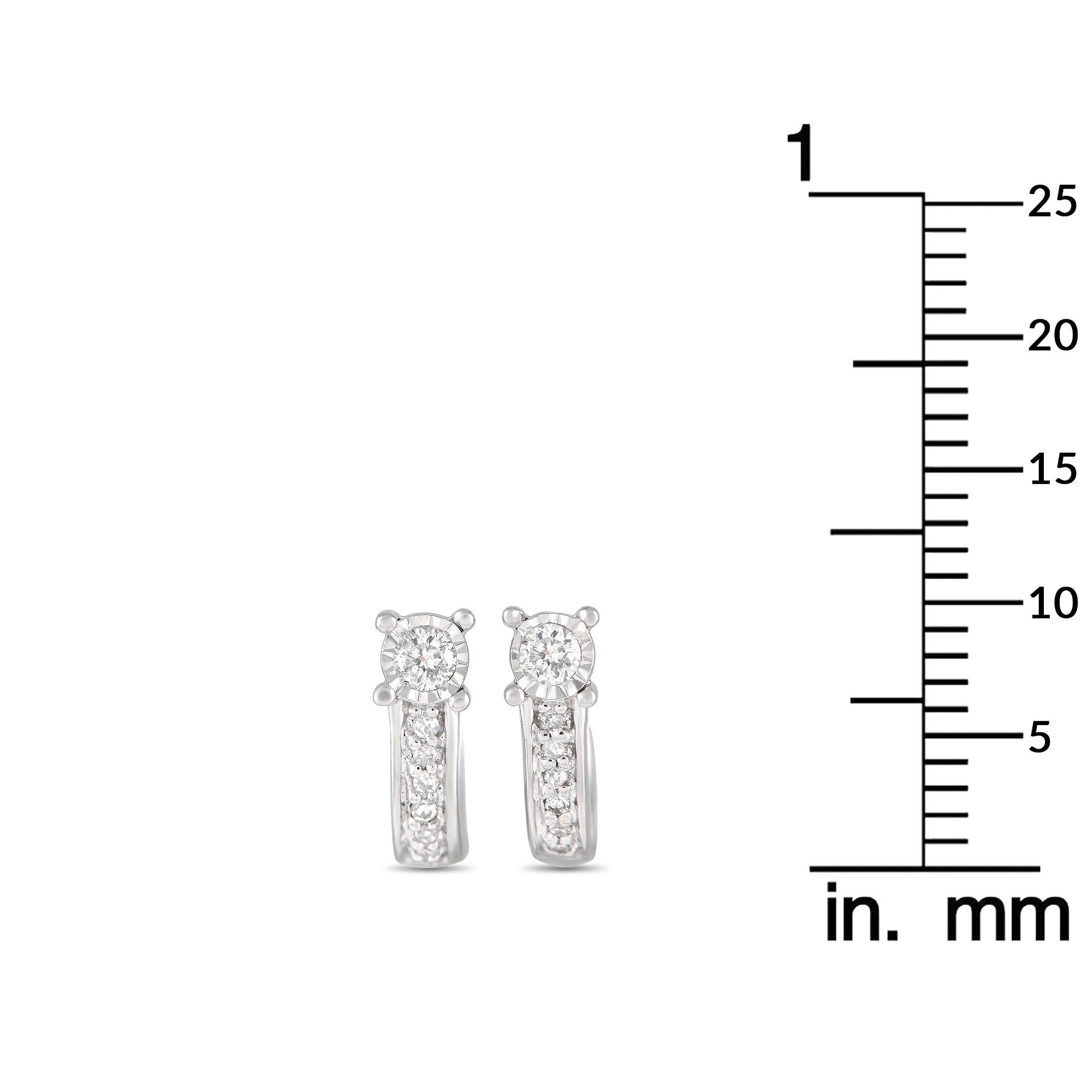 Taille ronde LB Exclusive Boucles d'oreilles en or blanc 14K avec 0,10ct de diamant en vente