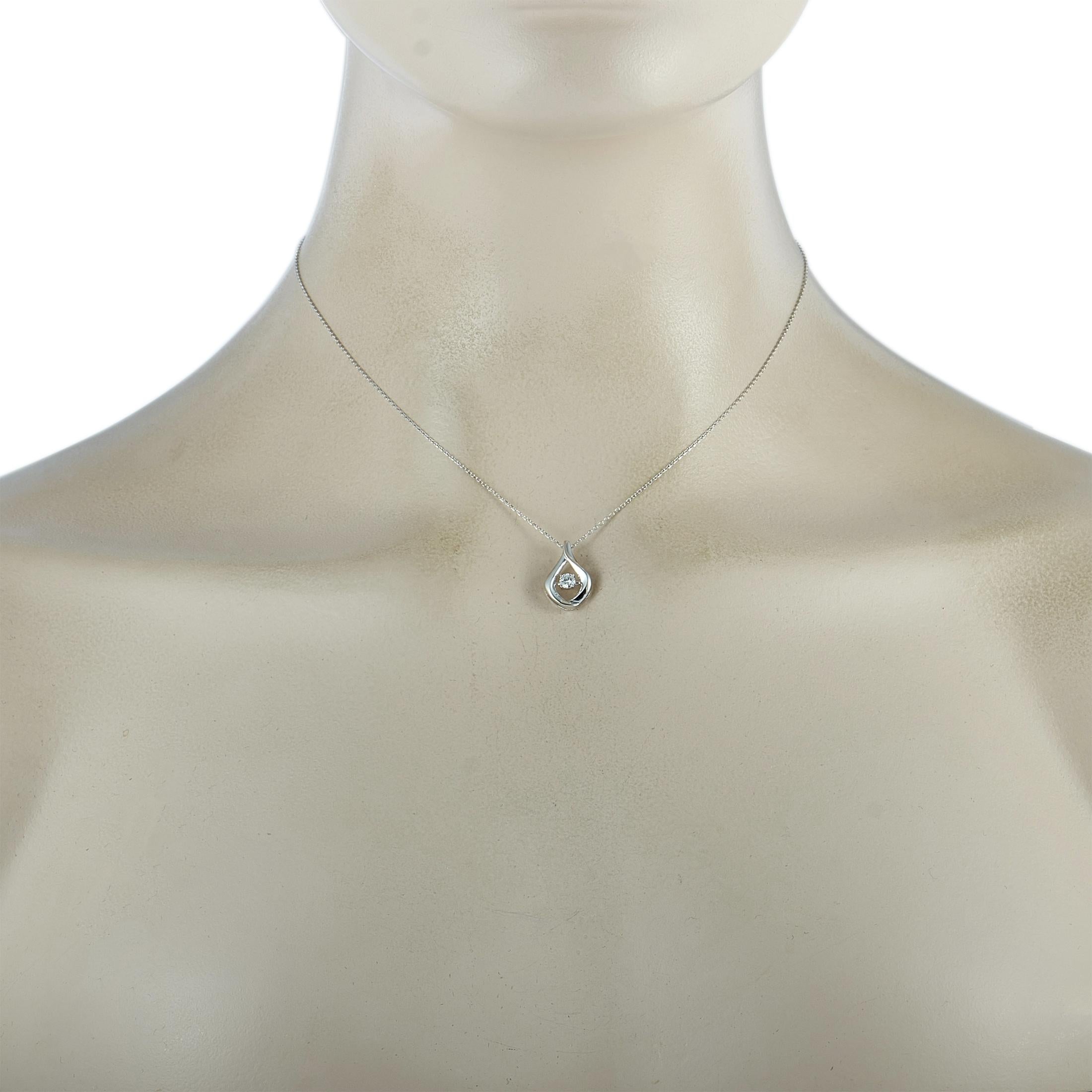 Questa collana LB Exclusive è realizzata in oro bianco 14K e pesa 2,3 grammi. Si presenta con una catenina da 15 pollici e un ciondolo che misura 0,62 pollici di lunghezza e 0,40 pollici di larghezza. Sulla collana è incastonata una pietra di