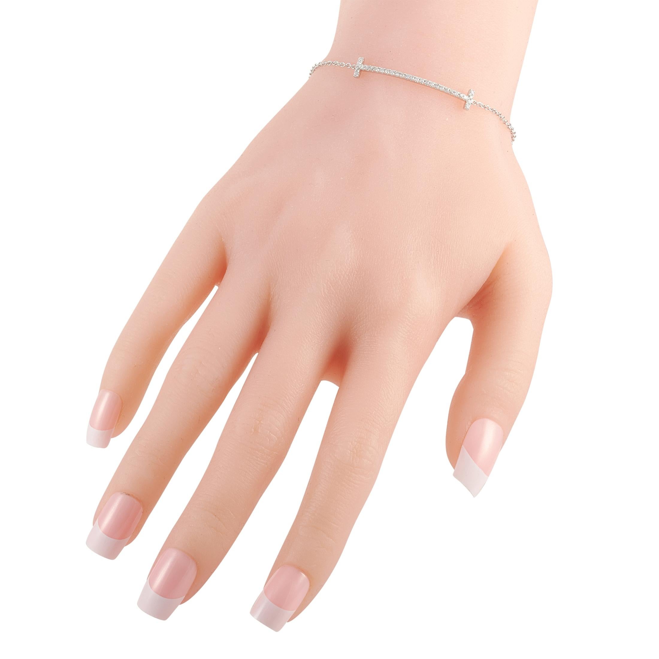 Ce bracelet LB Exclusive est fabriqué en or blanc 14 carats et pèse 1,9 gramme. Il mesure 6,50 pouces de long. Le bracelet est serti de diamants totalisant 0.25 carats.