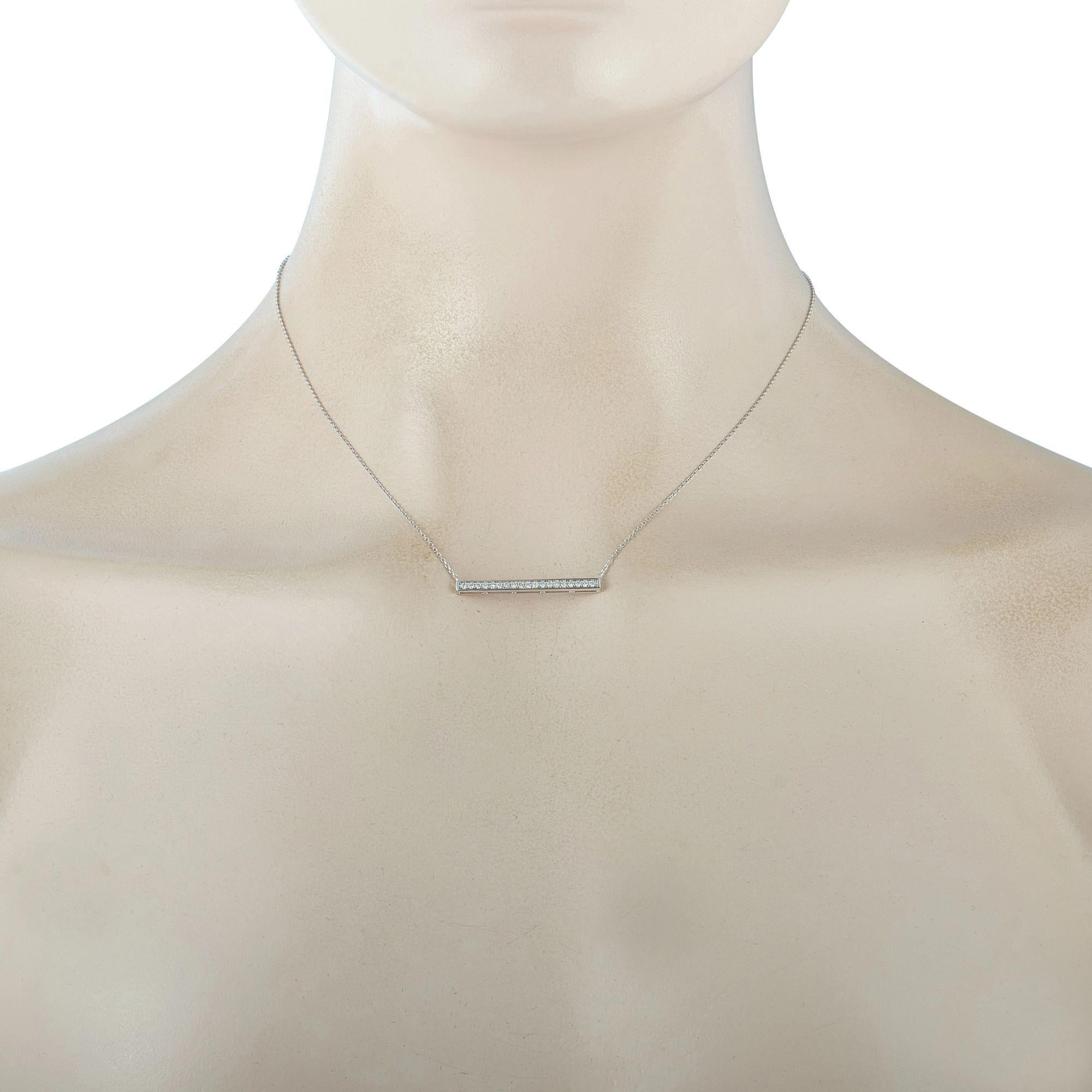 Diese LB Exclusive-Halskette ist aus 14-karätigem Weißgold gefertigt und mit Diamanten von 0,25 Karat verziert. Die Halskette wiegt 2,1 Gramm und verfügt über eine 15-Zoll-Kette und einen Anhänger mit einer Länge von 0,13 Zoll und einer Breite von