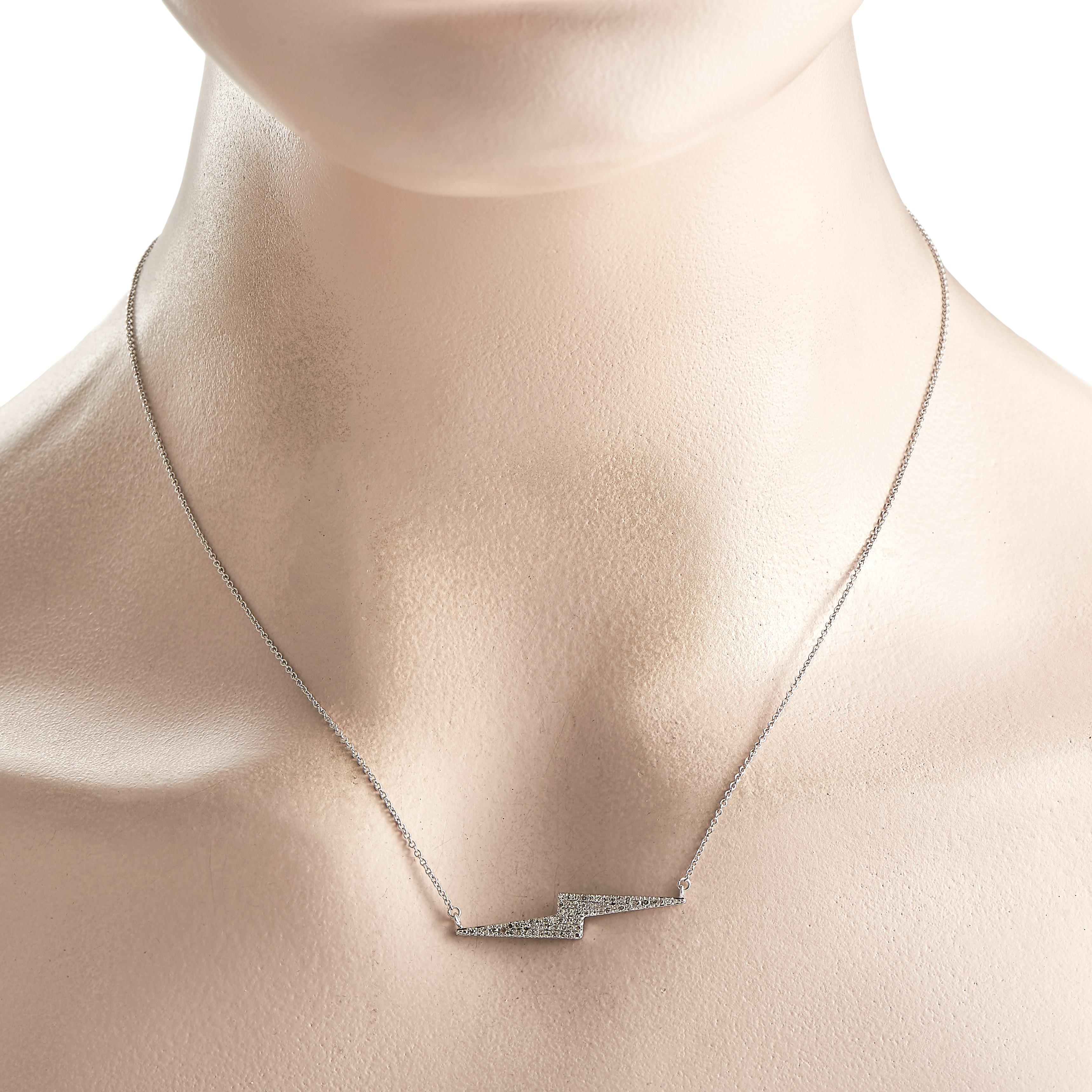 Proprio la scintilla di cui ha bisogno il tuo stile. Scegli questa collana con fulmine di tendenza per ravvivare un outfit basic. È realizzata in oro bianco 14 carati e ha una catena da 16 che contiene un ciondolo a forma di fulmine con 0,25 x 1,25