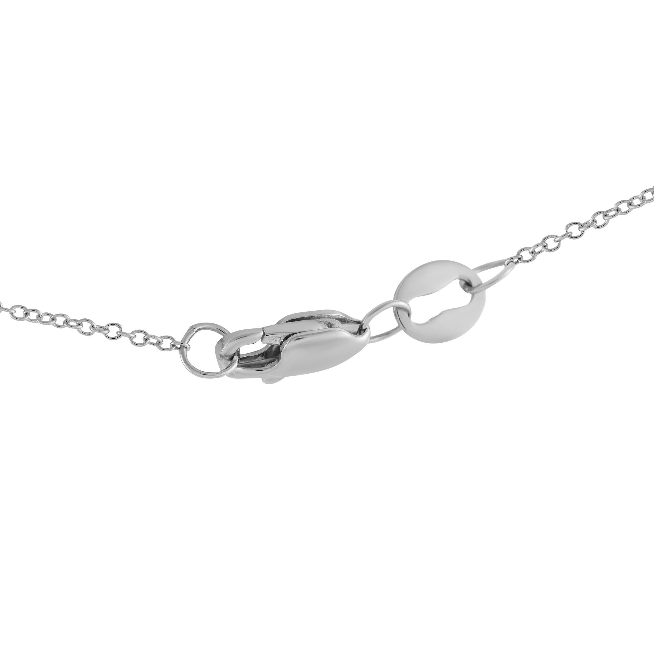 Les diamants d'un poids total de 0,50 carat s'imposent sur ce collier simple et élégant. Suspendu à une chaîne de 15,5 cm, vous trouverez un pendentif en or blanc 14 carats mesurant 0,50 cm de diamètre. Ce bijou est proposé à l'état neuf et est