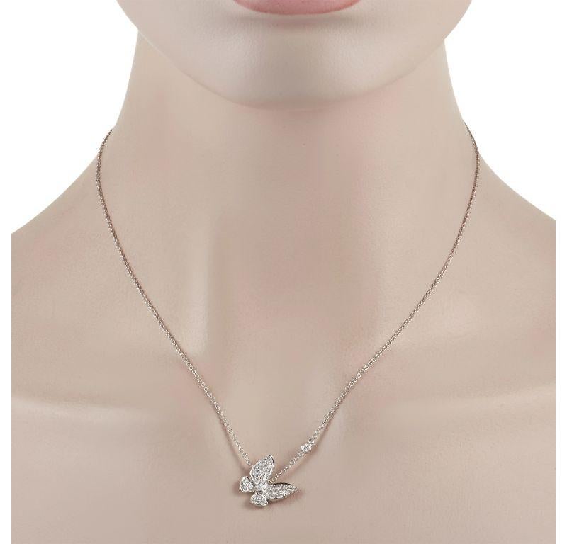 Este encantador collar mariposa de diamantes de 0,75 ct de oro blanco de 18 quilates, exclusivo de LB Exclusive, cuenta con una cadena de oro blanco que centra la atención en el colgante mariposa de oro blanco de 18 quilates a juego. Las alas de la