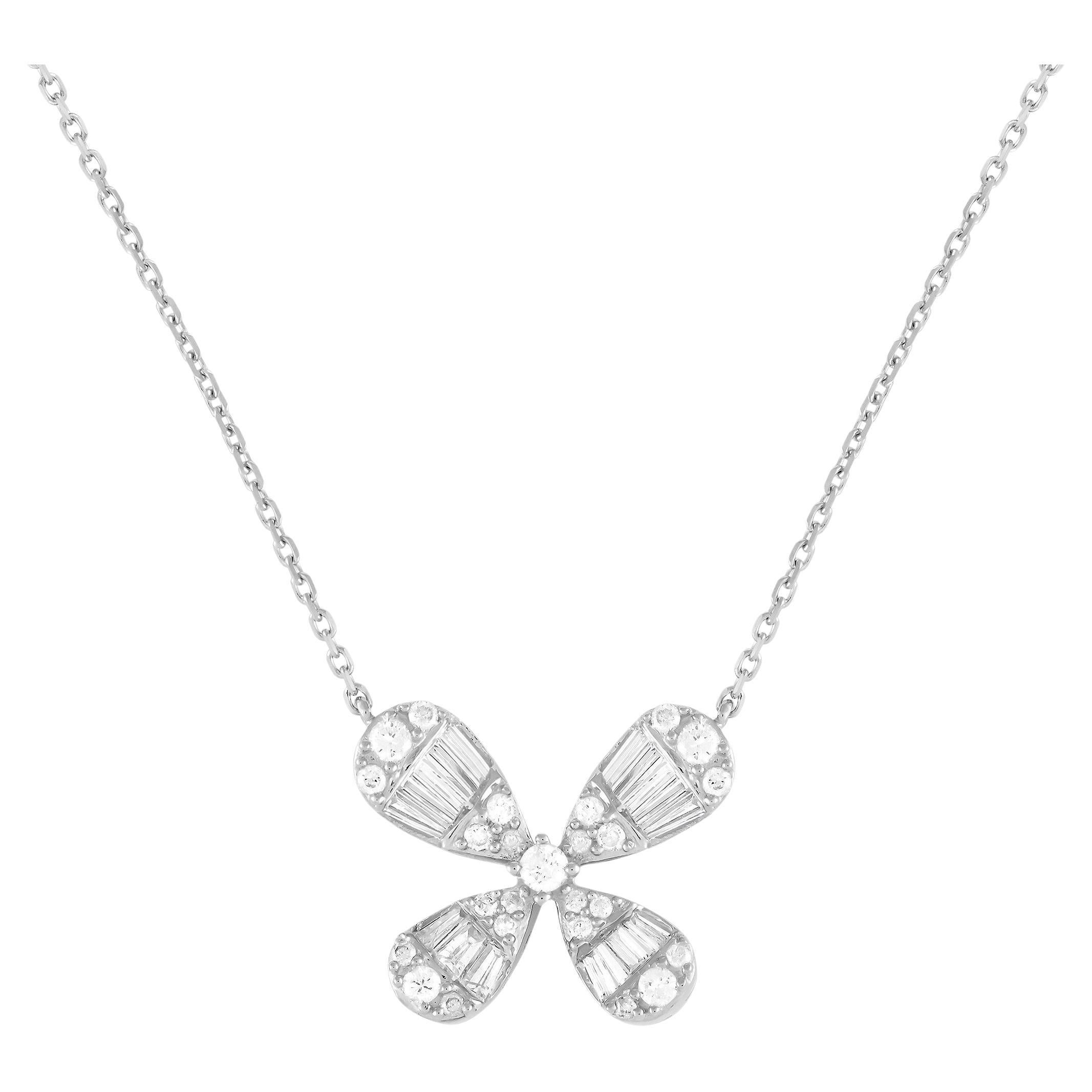 LB Exclusive Collier fleur à quatre pétales en or blanc 14 carats et diamants 0,75 carat en vente