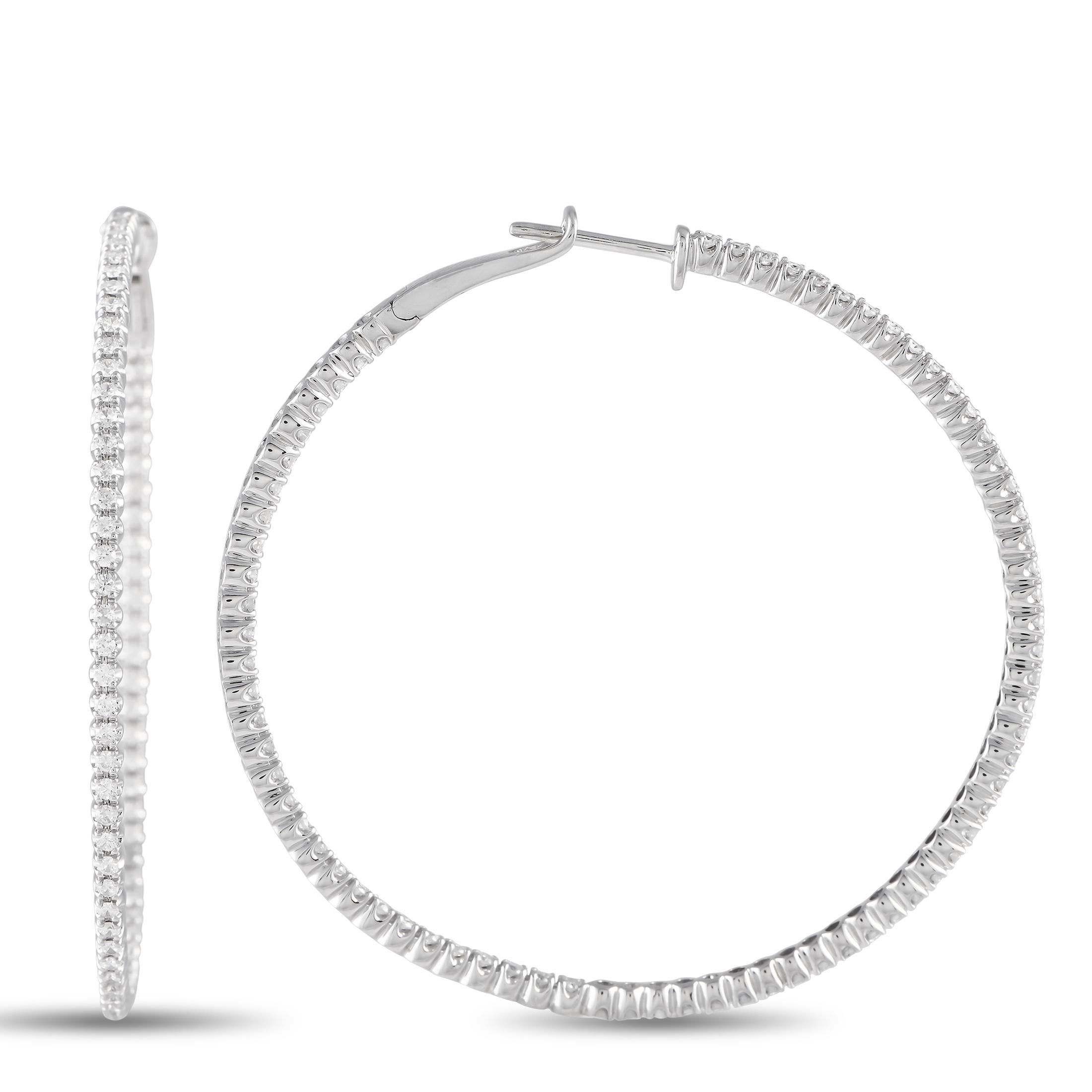 Questi eleganti orecchini a cerchio sono ideali per chi ha un'estetica minimalista. Ogni elegante e semplice incastonatura in oro bianco 14 carati misura 2,0 cm. I diamanti con un peso totale di 1,70 carati li rendono incredibilmente