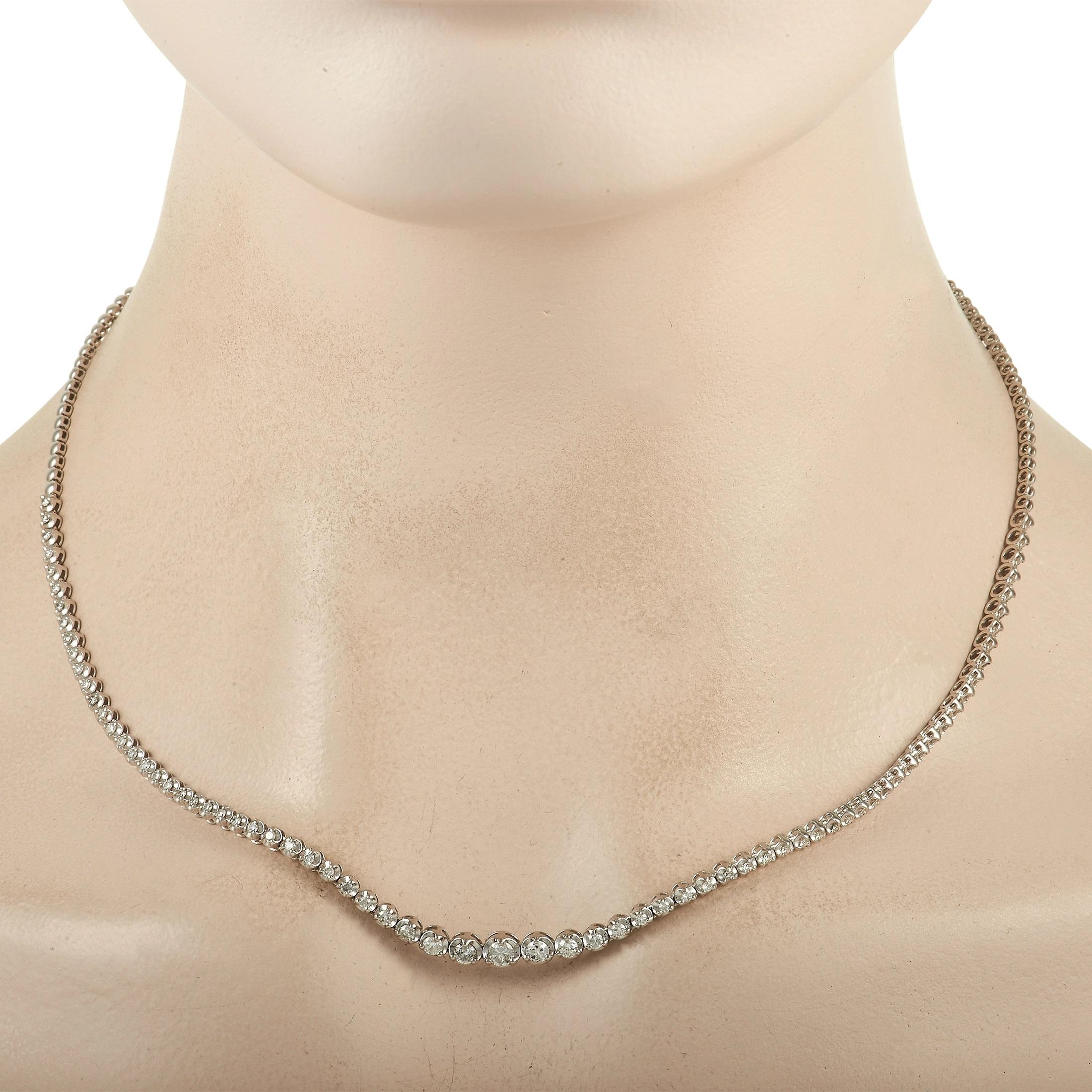 An eye-catching statement piece, this line diamond necklace or tennis chain necklace will bring a sense of drama to any outfit. It features a single strand of sparkling diamonds set in bezels that graduate in size, from small to large. The necklace