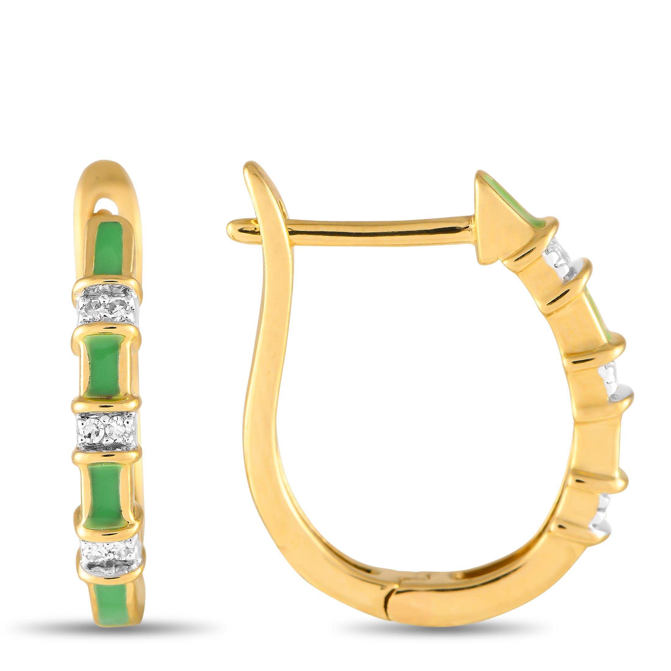 Verleihen Sie Ihren Looks einen strukturierten Stil mit diesem Paar von Bambus inspirierter Huggies. Diese Ohrringe haben gerillte Platten und sind mit grüner Emaille und Diamantkragen versehen. Dieses brandneue Paar LB Exclusive 14K Yellow Gold