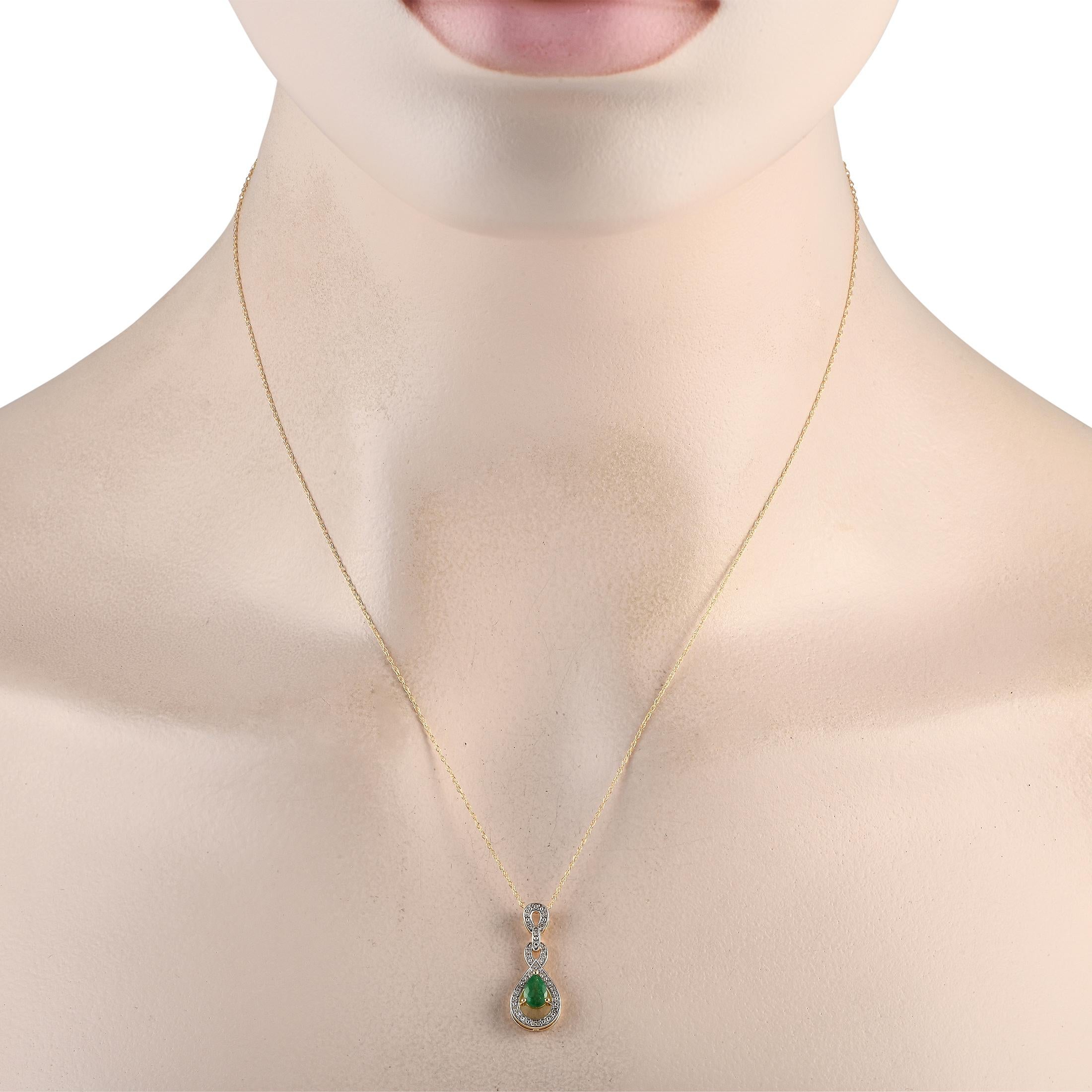 Ein wunderschöner Smaragd in der Mitte verleiht dieser eleganten, unaufdringlichen Halskette Farbe und Dimension. Auf diesem Stück verwickelt 14K Gelbgold Anhänger  der 0,85 lang und 0,45 breit ist  Zusätzliche Diamantakzente von insgesamt 0,08