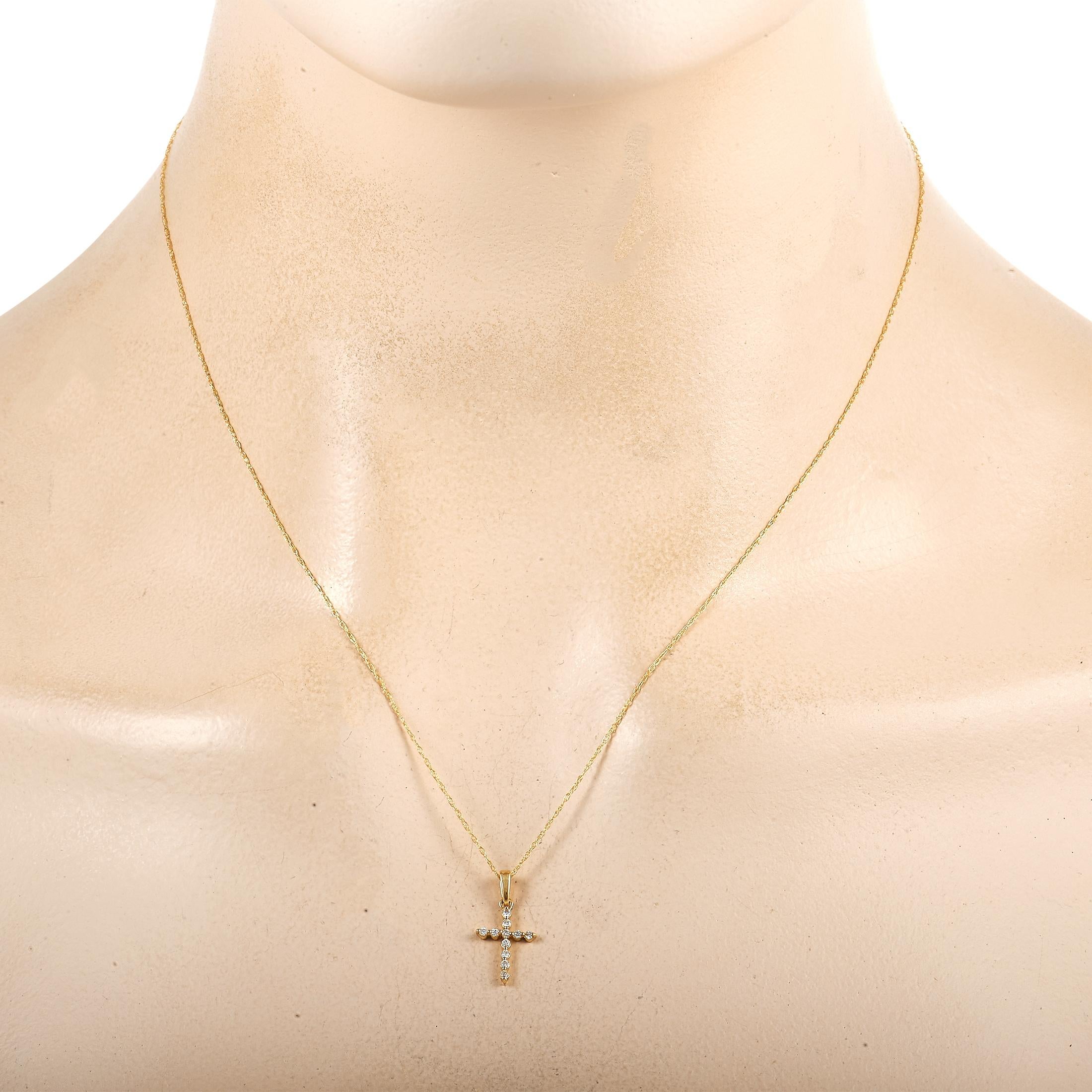 Questa graziosa collana con croce di LB Exclusive è realizzata in oro giallo 14K e presenta una catena lunga 18 pollici. Anche il ciondolo a croce abbinato è realizzato in oro giallo 14K ed è impreziosito da 0,09 carati di diamanti rotondi. Il