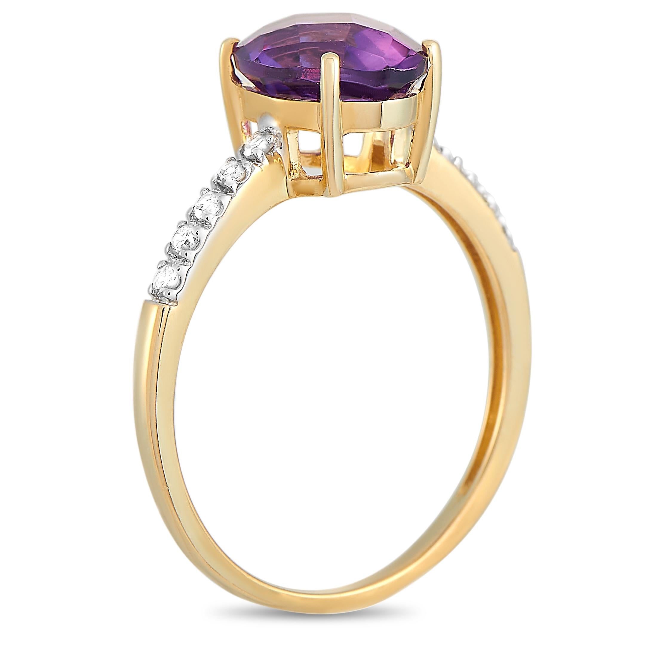 Dieser LB Exclusive Ring ist aus 14 Karat Gelbgold gefertigt, wiegt 2,4 Gramm, hat eine Bandstärke von 2 mm und eine Höhe von 7 mm, während die Oberseite 9 x 6 mm misst. Der Ring ist mit einem Amethysten und Diamanten von insgesamt 0,10 Karat