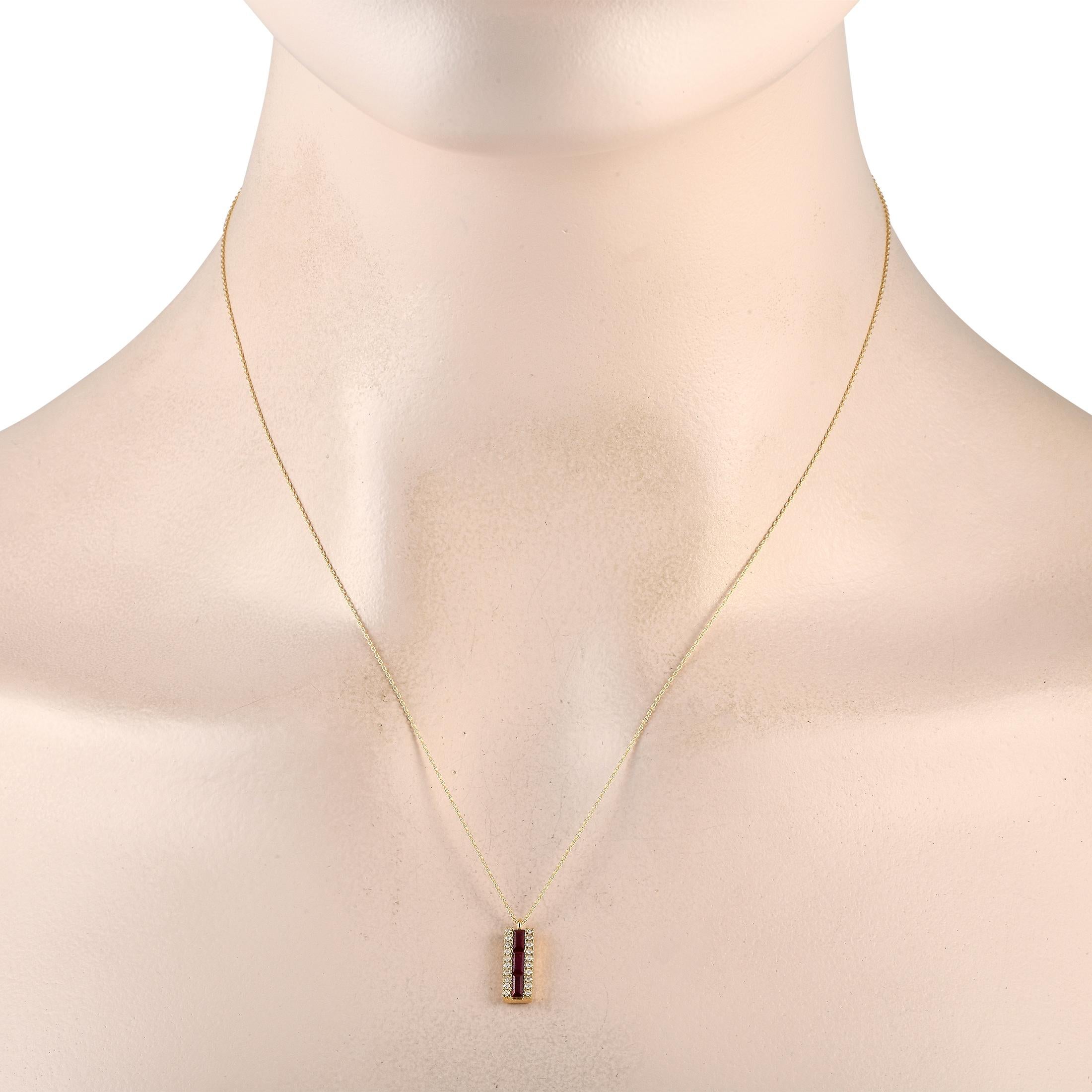 Eine Reihe von Rubin-Edelsteinen wird bei dieser exquisiten Halskette von Diamanten im Rundschliff mit insgesamt 0,10 Karat akzentuiert. Der aus 14K Gelbgold gefertigte Anhänger ist 0,65 lang und 0,20 breit und hängt an einer 18er Kette. Das