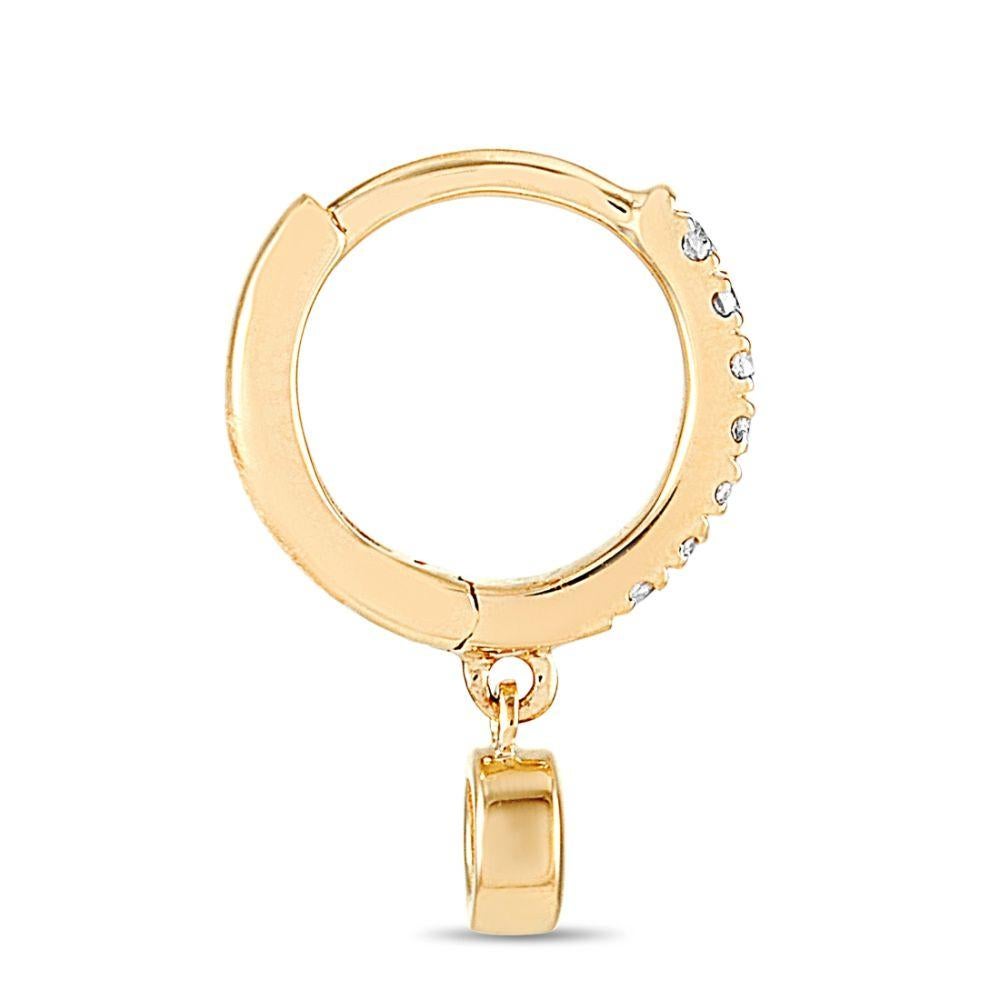 Ces boucles d'oreilles LB Exclusive sont fabriquées en or jaune 14 carats et ornées de diamants d'une valeur de 0,15 carat. Les boucles d'oreilles mesurent 0,25