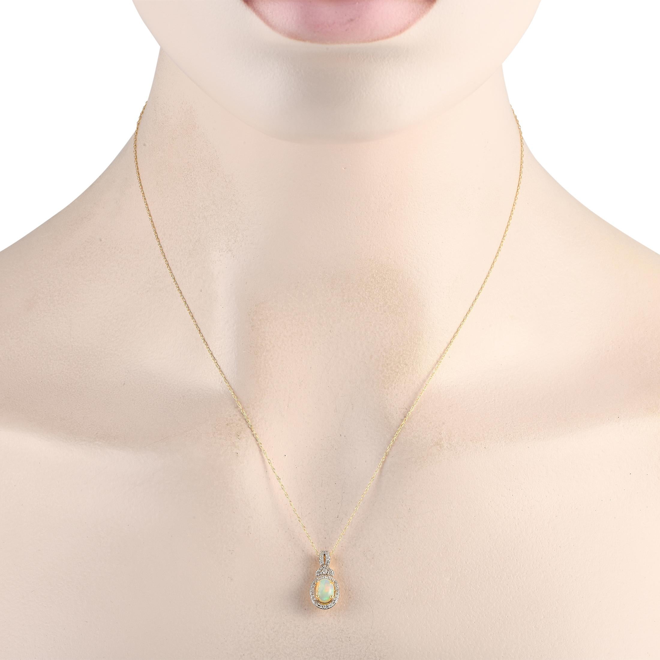 Highlight your necklace and bring a touch of glamour to your looks with this yellow gold necklace punctuated by a milky white opal. The necklace chain measures 18 inches long. It holds a diamond-traced pendant with an oval-shaped opal gemstone